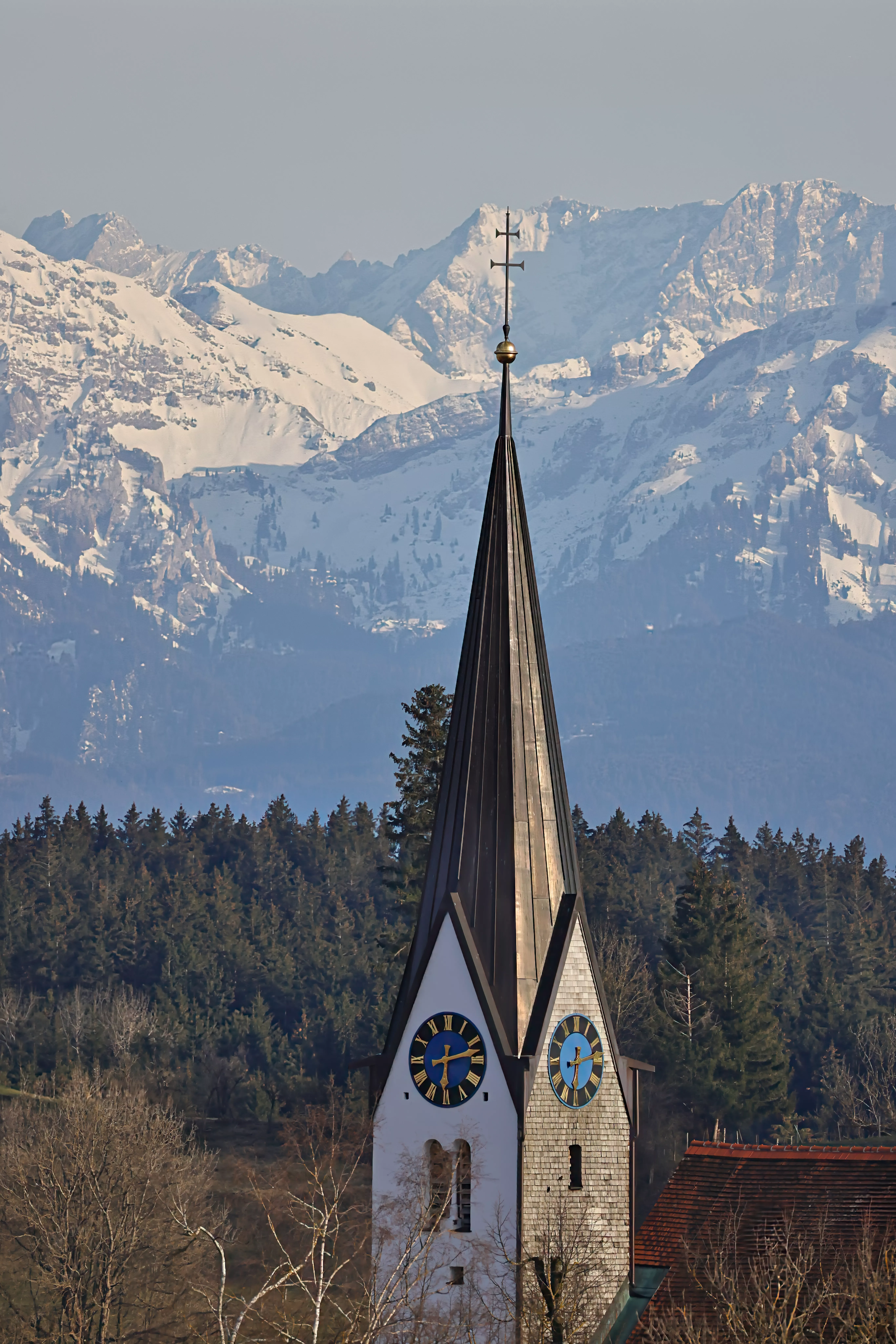 Blick auf Aitrang mit typischer Allgäuer Architektur und umliegender Hügellandschaft.