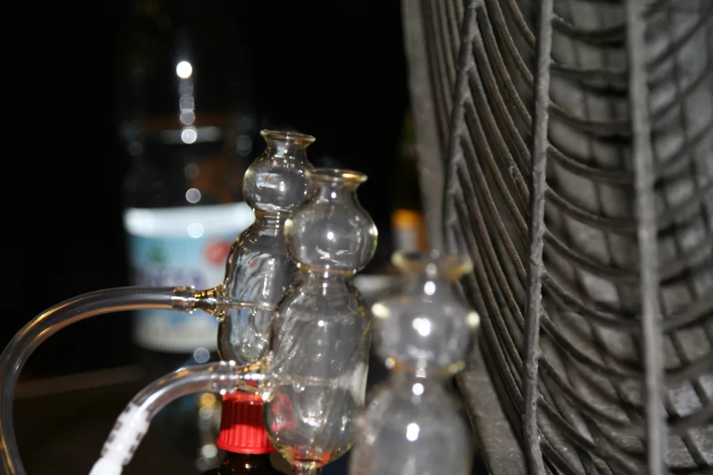Drei Glaszerstäuber vor einem Gebläse