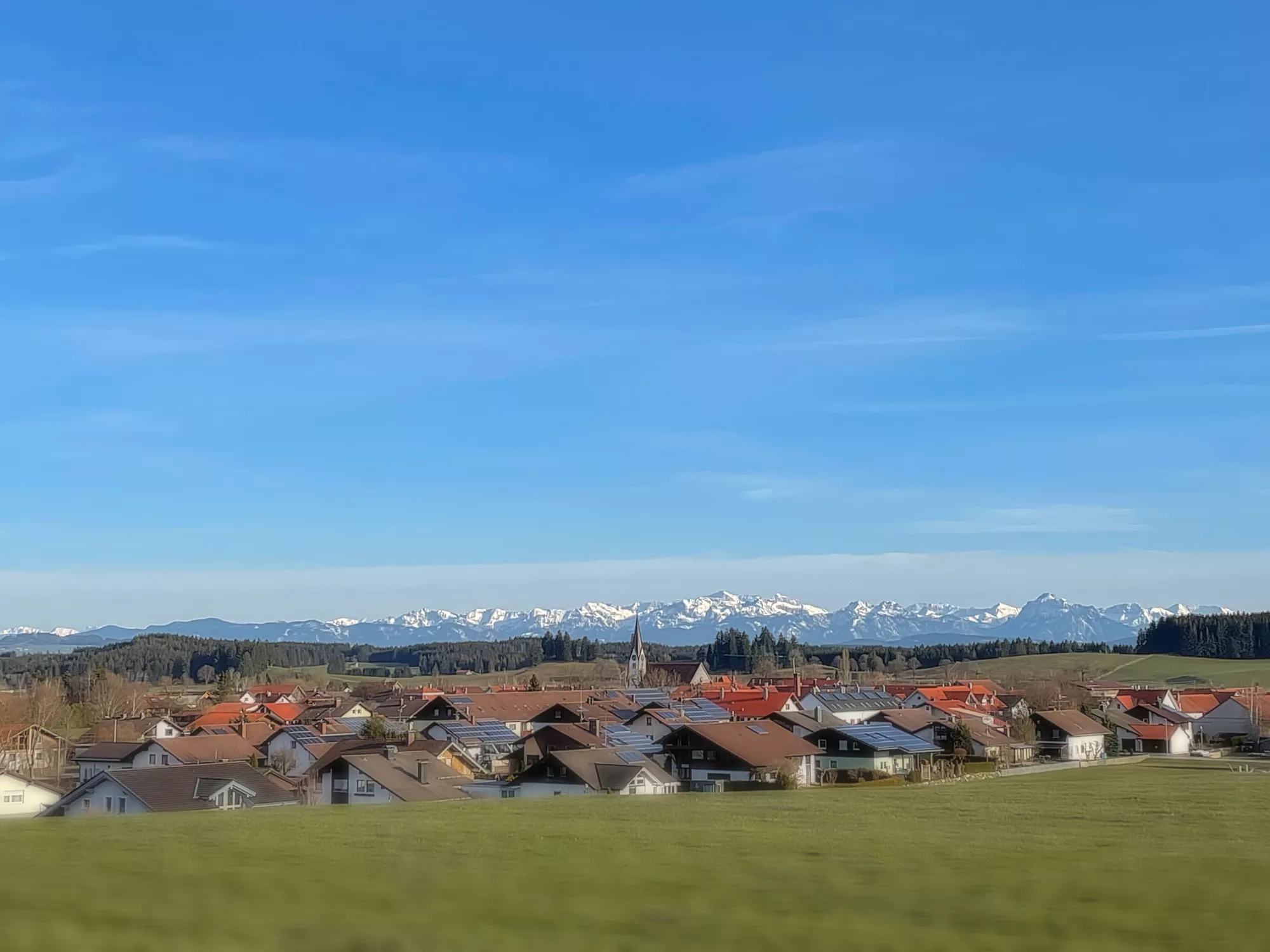 Landschaftsaufnahme bei Aitrang mit klarer Farbdynamik und feinen Strukturen.