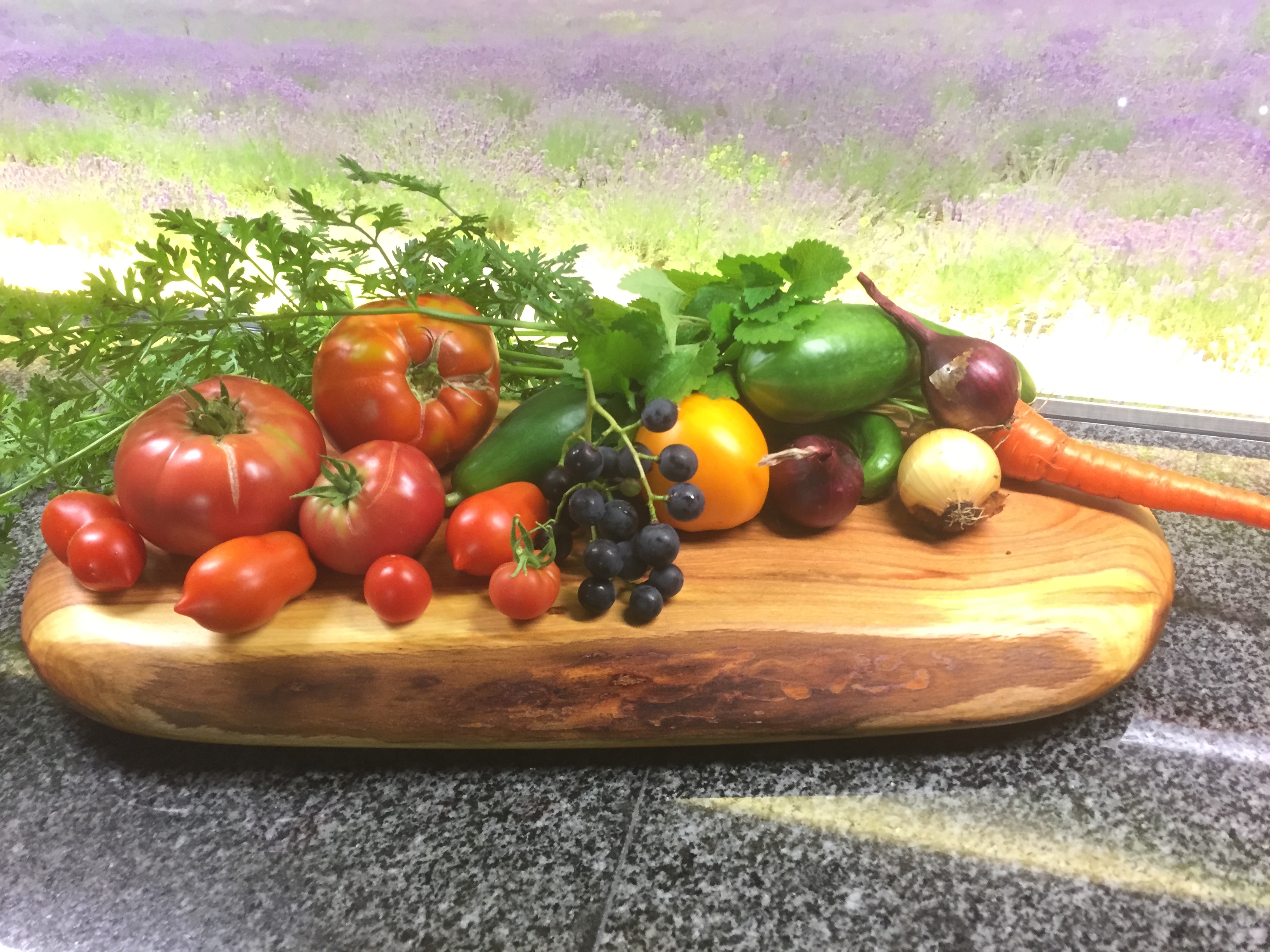 Ein Küchenbrett aus dem eigenen Garten