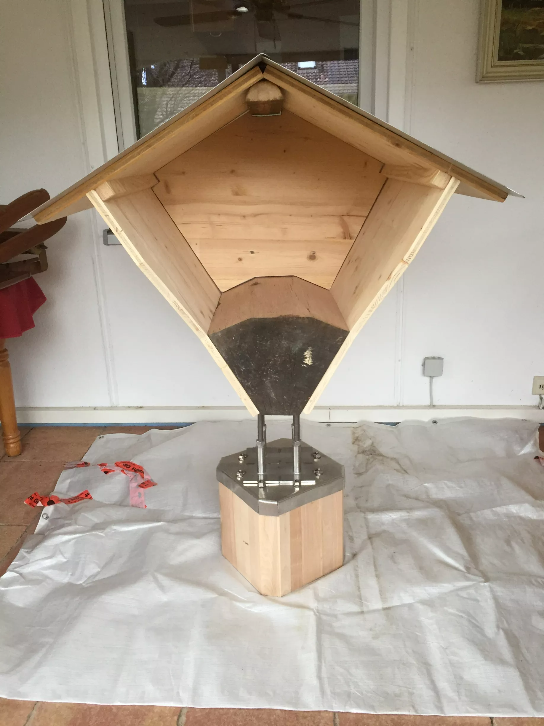 Herstellung des Sockels aus Edelstahl und Buchenholz für das Geisterhaus