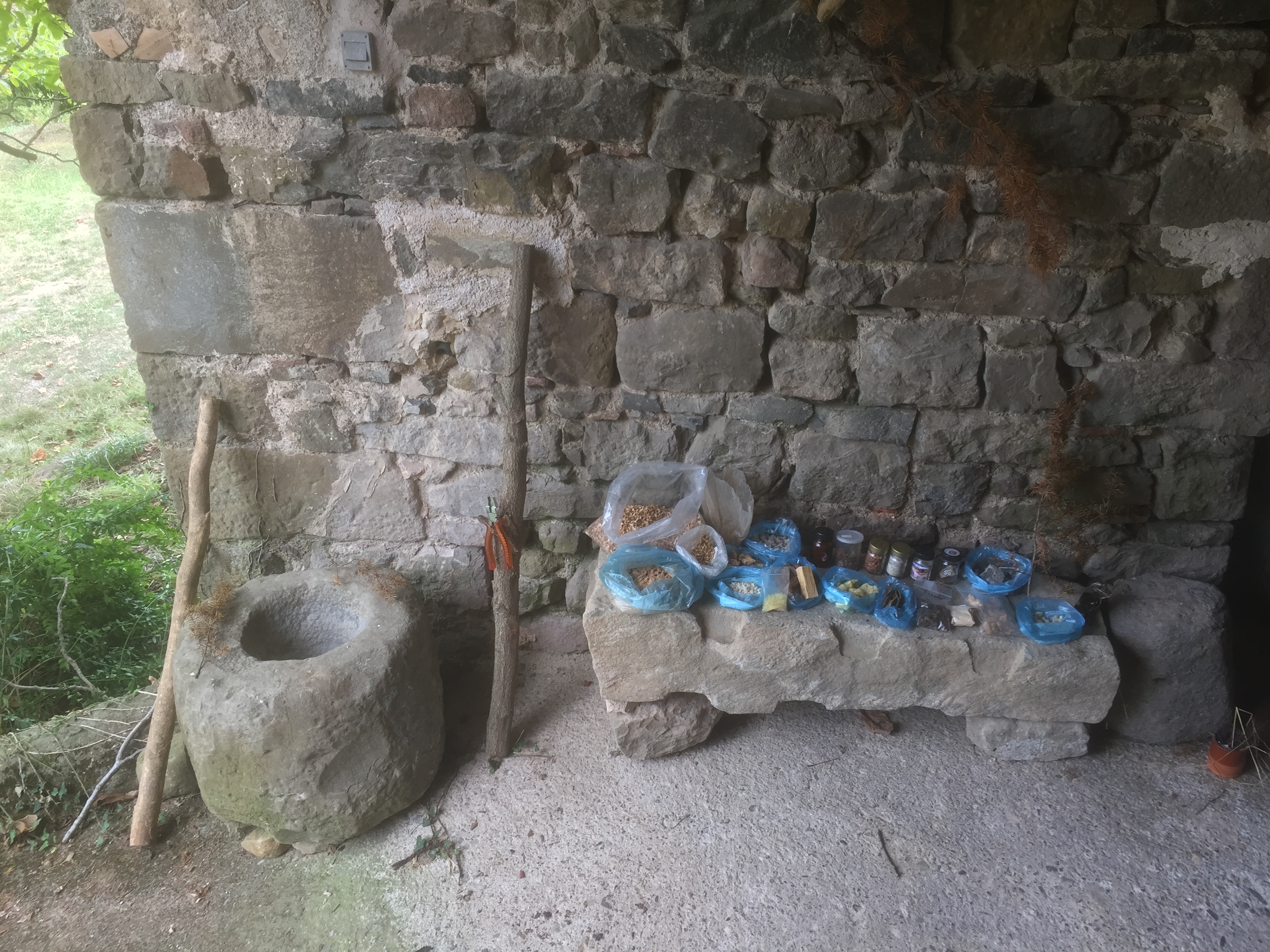Herstellung eines besonderen Räucherwerks aus lokalen Pflanzen, traditioneller Verarbeitung und spiritueller Ritualarbeit.