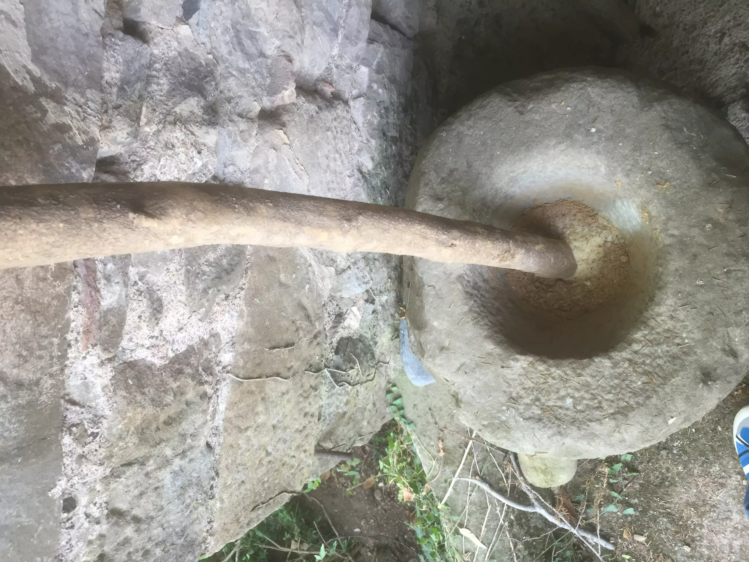 Nahaufnahme eines antiken Steinmörsers, genutzt zum Zerkleinern von Harzen und Pflanzen.