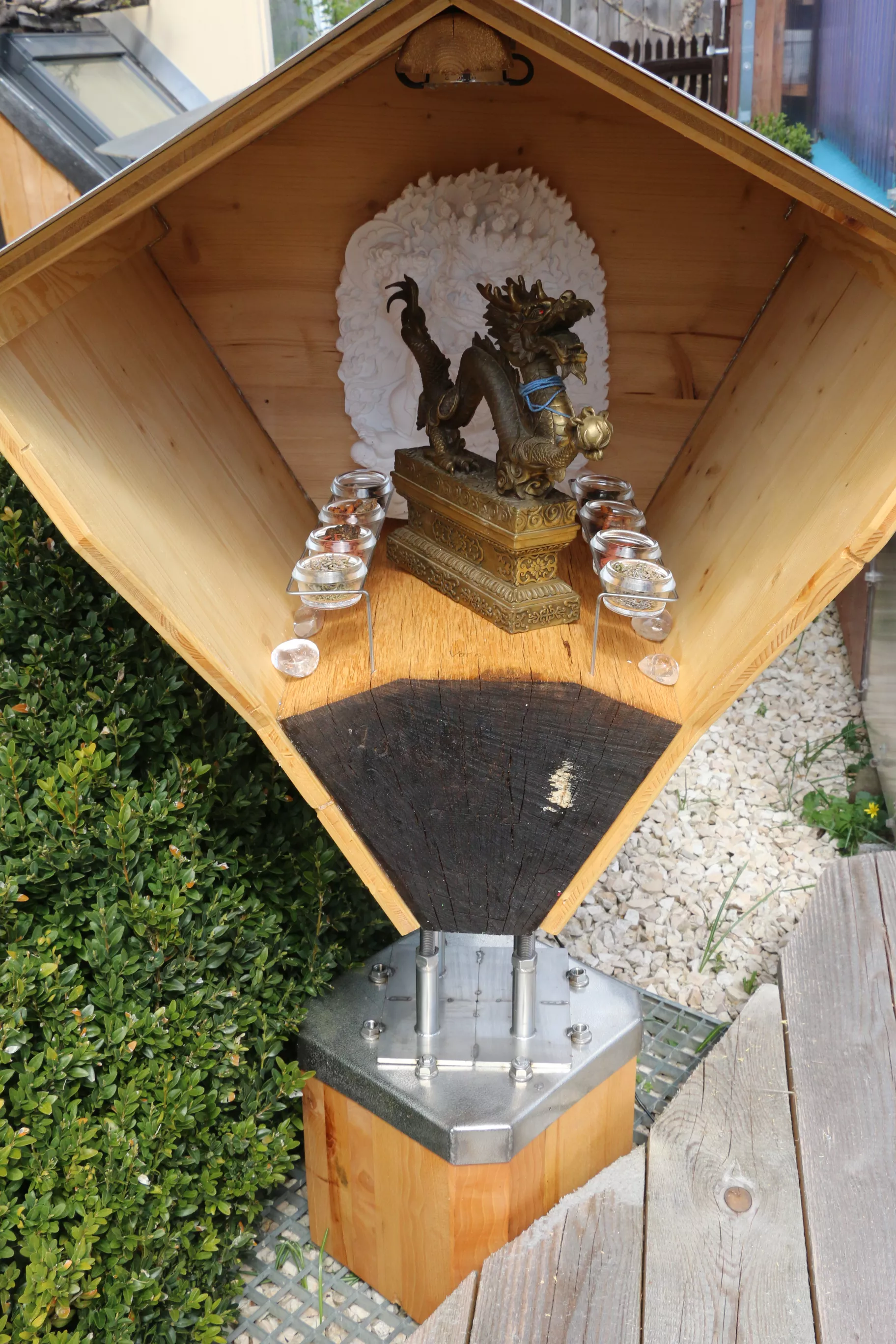 Das eingerichtete Geisterhaus mit Statue, Kristallen und Räucherwerk