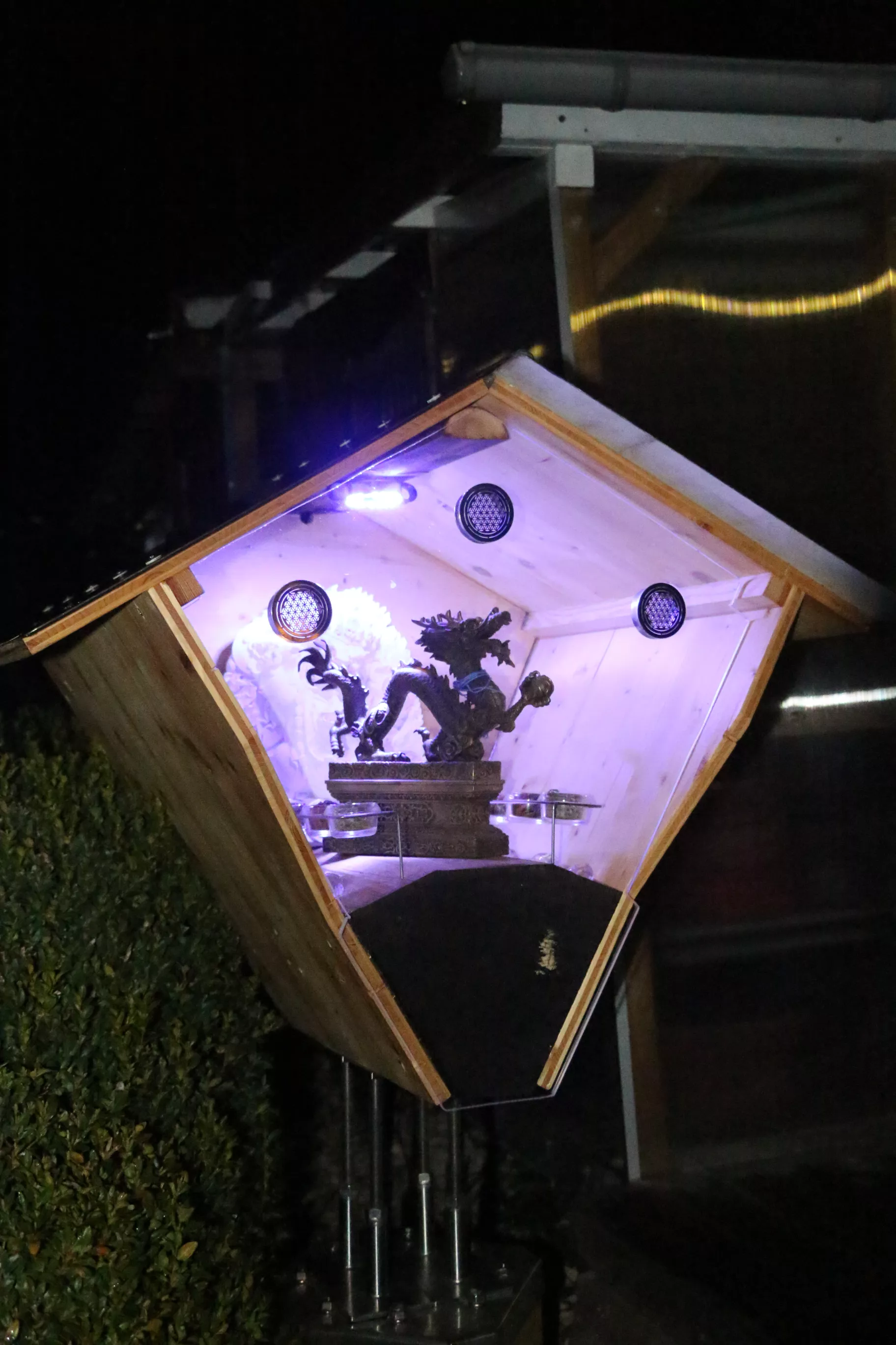 Das eingerichtete Geisterhaus bei Nacht mit LED Licht