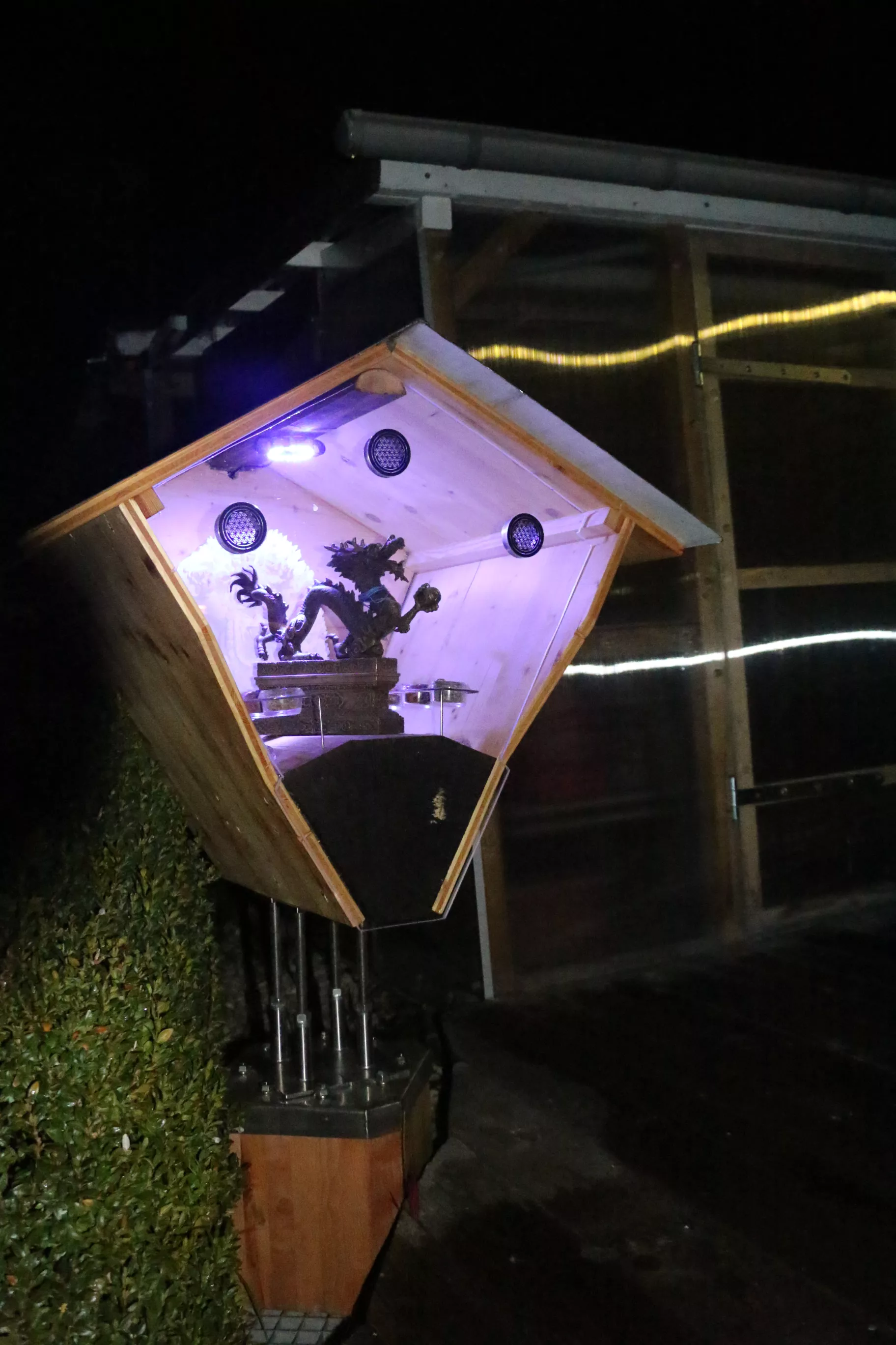 Das eingerichtete Geisterhaus bei Nacht mit LED Licht