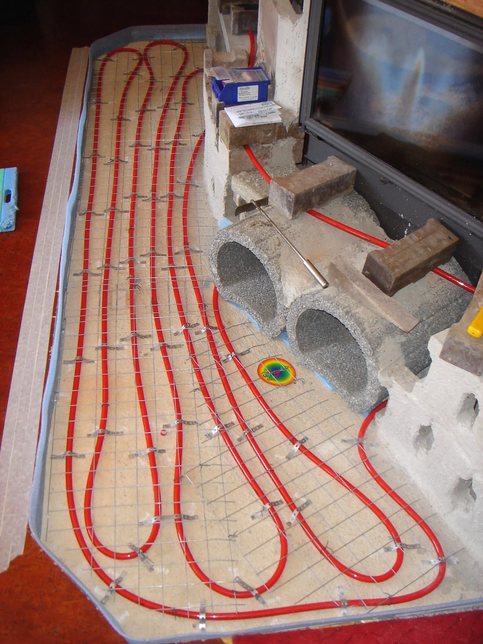 wasserführenden Kaminofen mit Reststeinen verkleiden