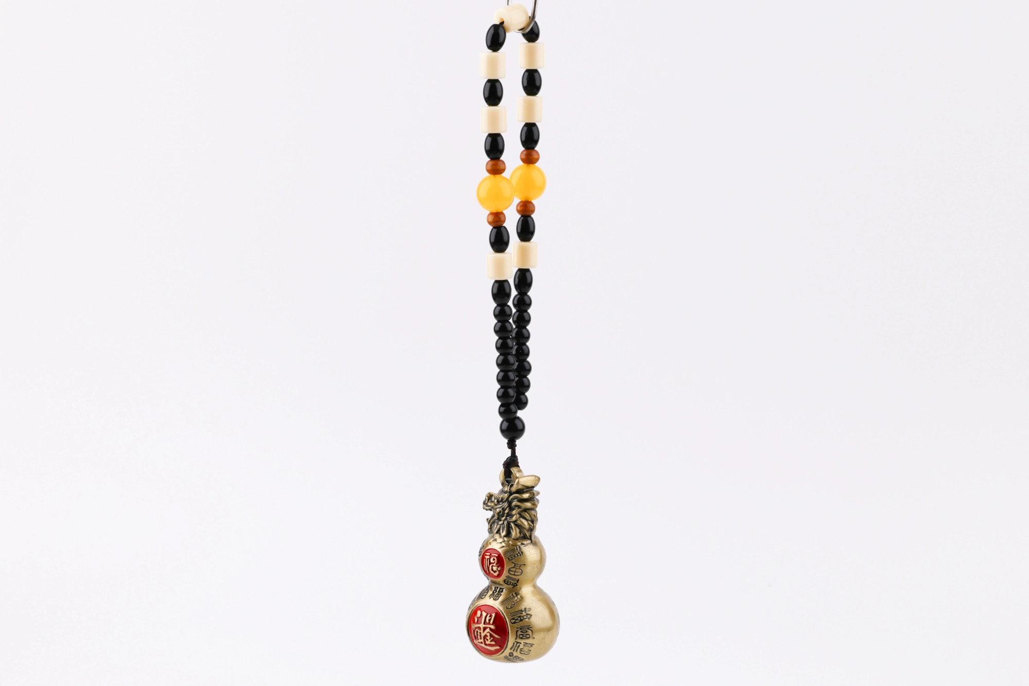 Feng Shui Glücksbringer – Kürbis für Gesundheit & Langes Leben  Dieser kunstvoll gestaltete Feng‑Shui‑Glücksbringer vereint traditionelle Symbolik mit hochwertiger Verarbeitung. Der Anhänger zeigt einen goldfarbenen Kürbis (Hulu), der in der chinesischen Kultur seit Jahrhunderten als Zeichen für Gesundheit, Vitalität, Schutz und ein langes Leben gilt.