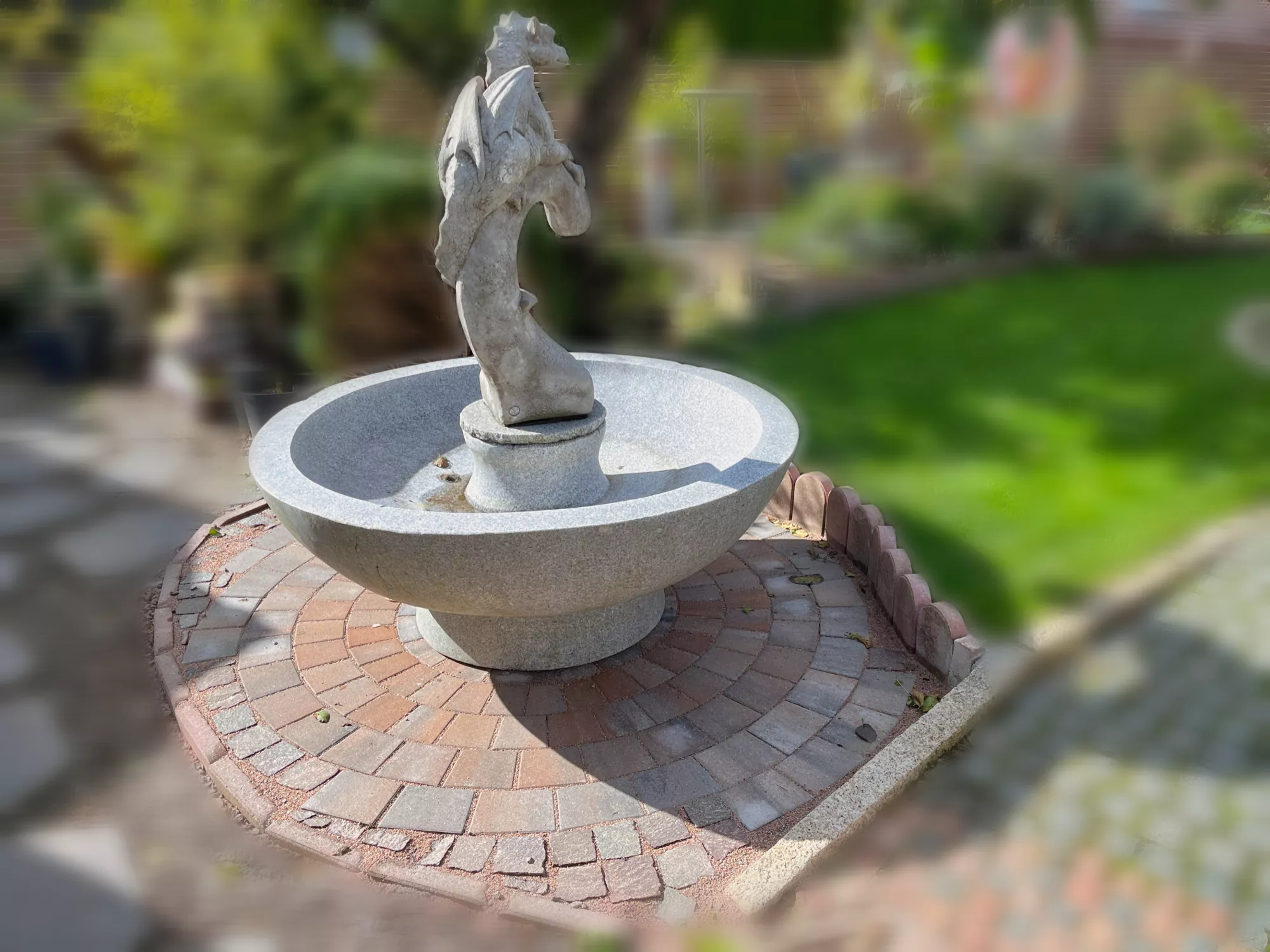 Einrichtung der Drachenschale aus Granitstein