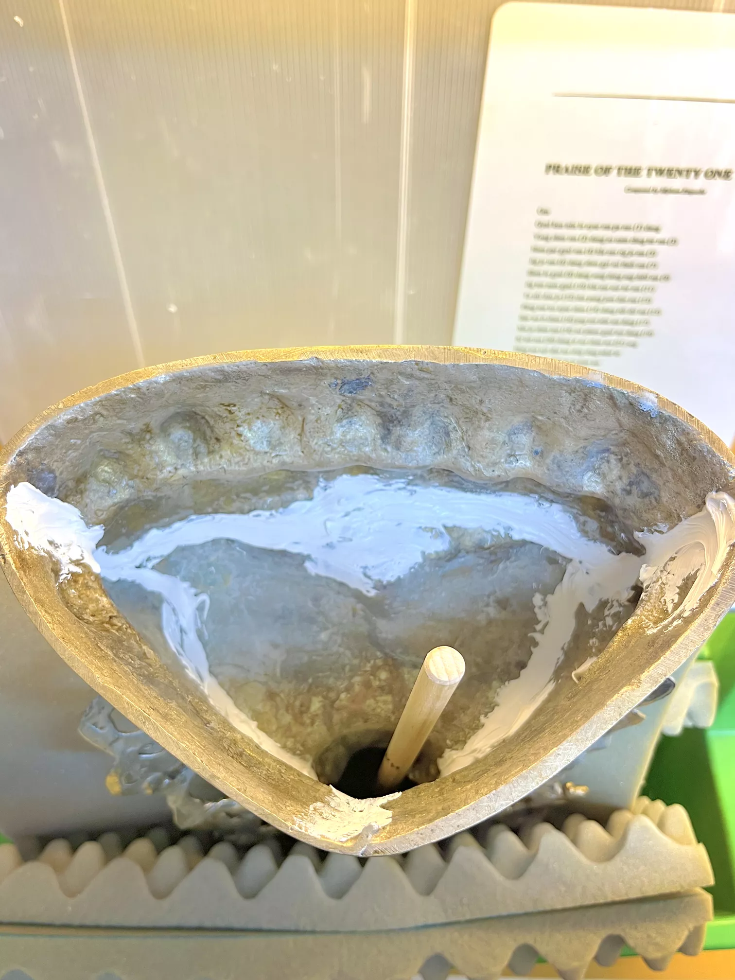 Geöffnete Tara‑Statue mit sichtbarem Innenraum für die Füllung