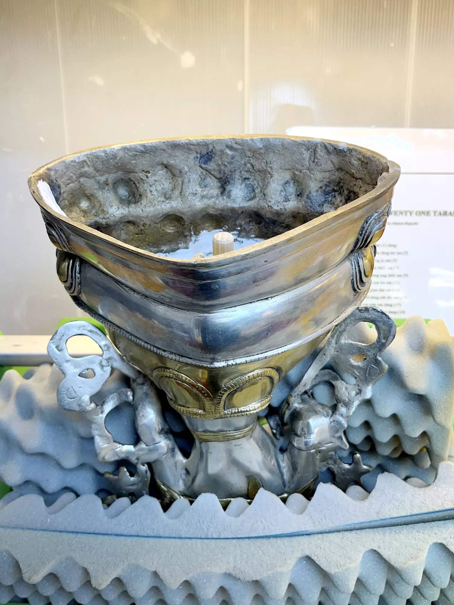 Geöffnete Tara‑Statue mit sichtbarem Innenraum für die Füllung