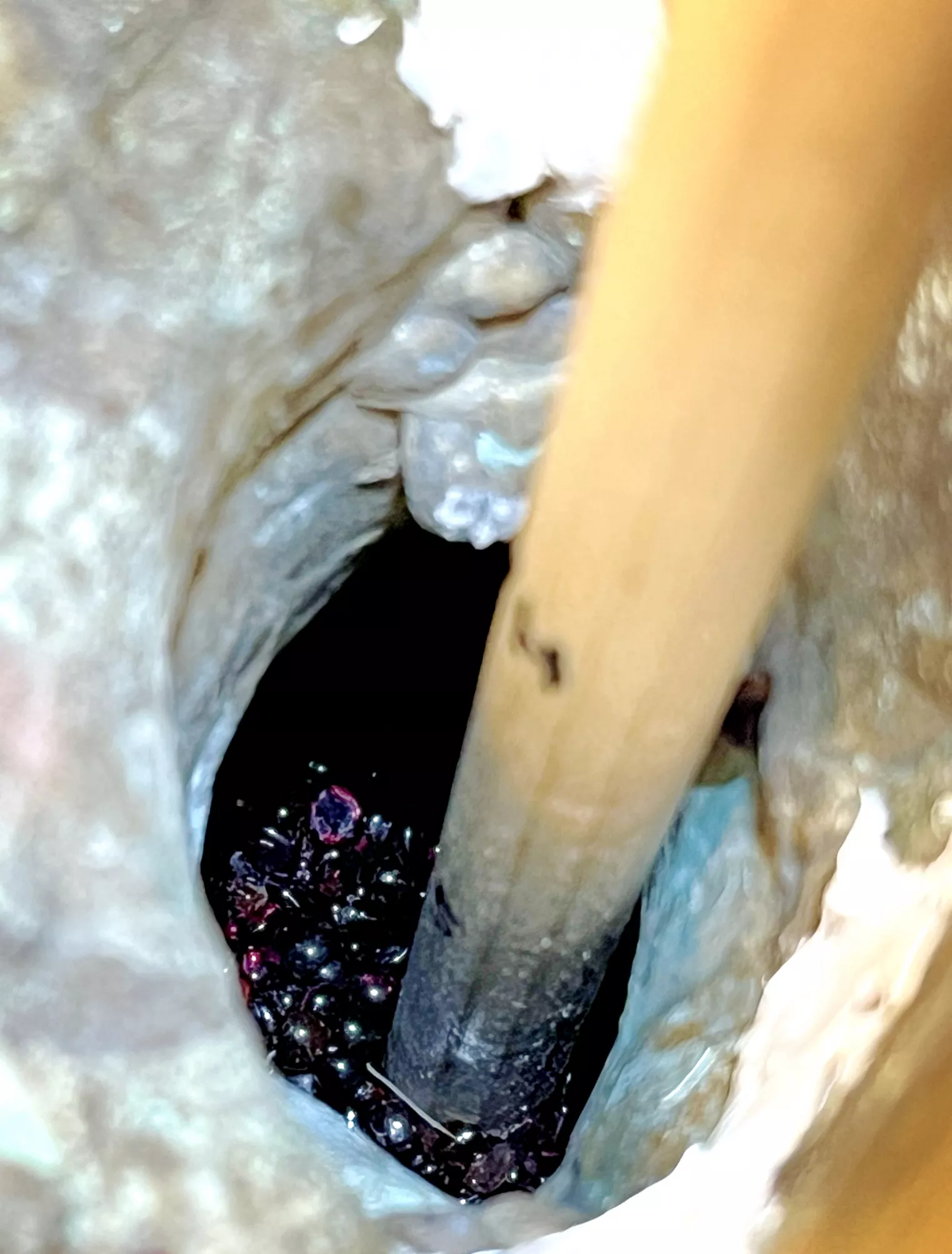 Ausgewählte Kristalle wie Bergkristall und Rosenquarz für die Füllung einer Tara‑Statue