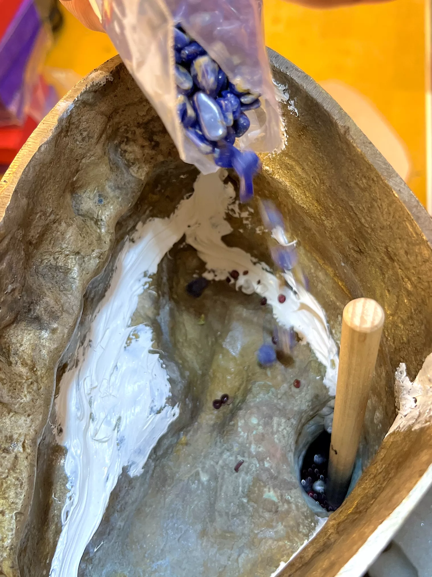 Ausgewählte Kristalle wie Bergkristall und Rosenquarz für die Füllung einer Tara‑Statue