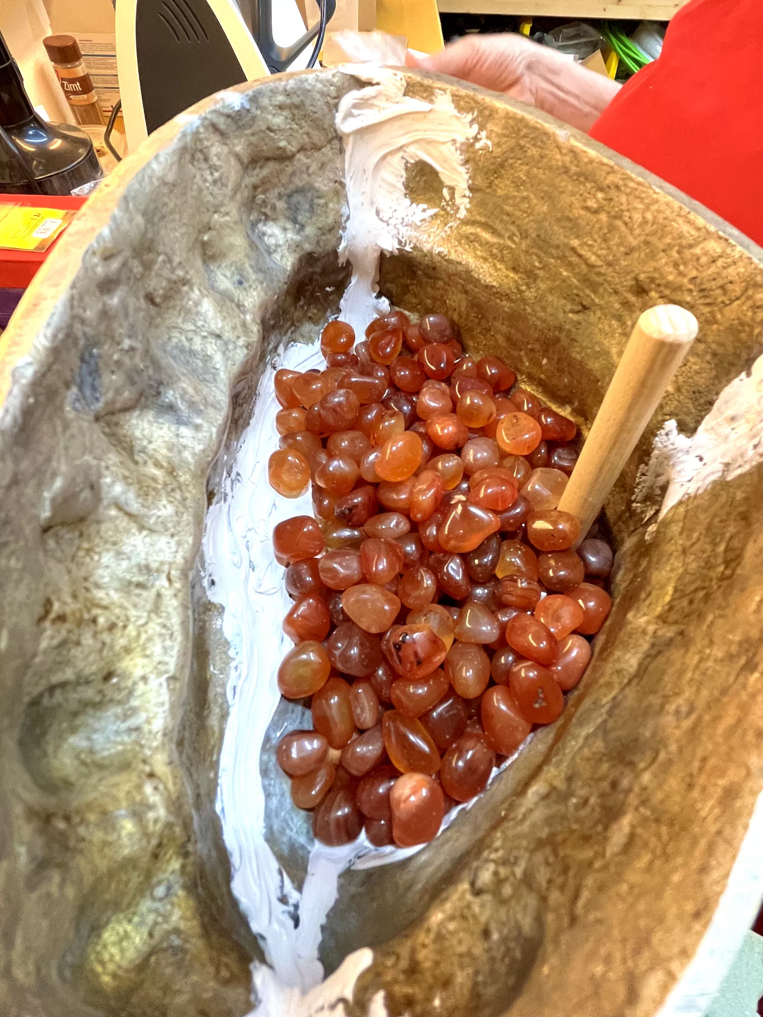 Ausgewählte Kristalle wie Bergkristall und Rosenquarz für die Füllung einer Tara‑Statue