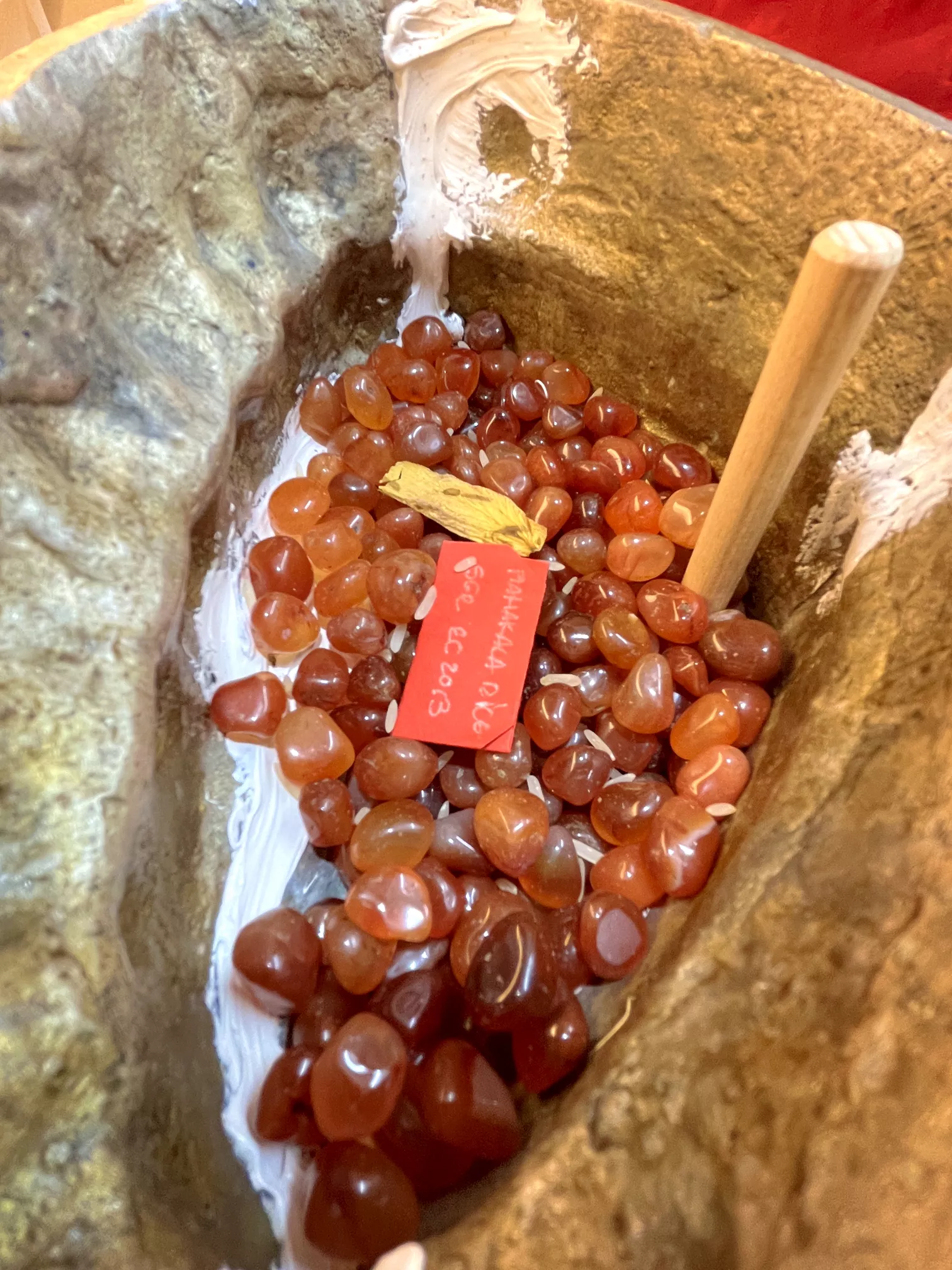 Gesegnete Beigaben und Mantra‑Röllchen zur energetischen Füllung einer Tara‑Statue