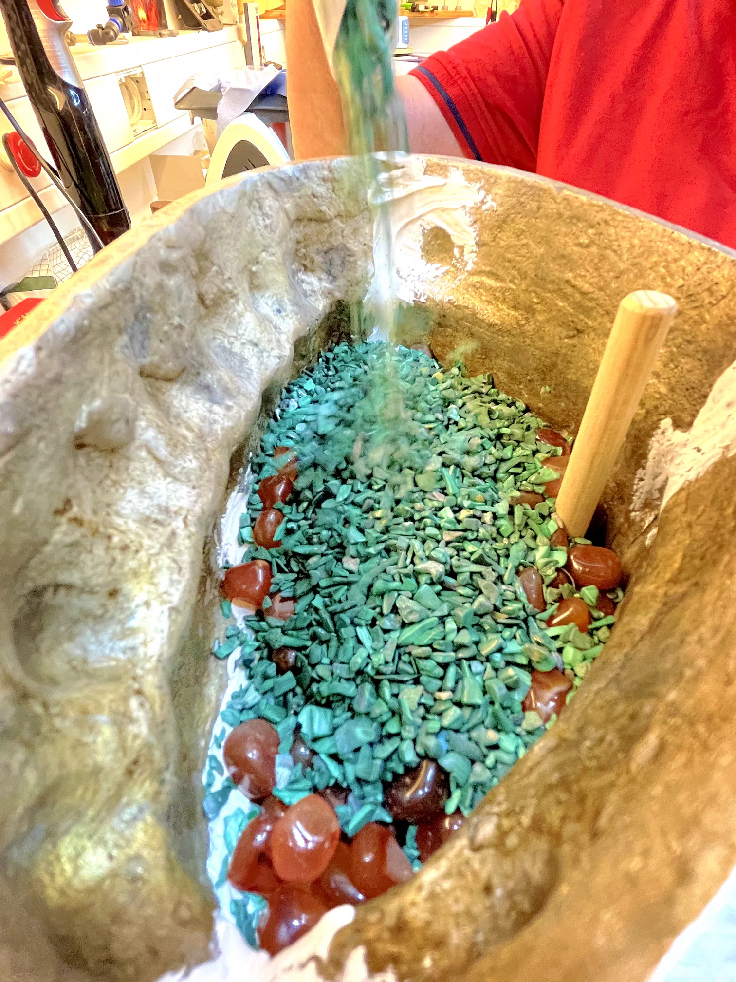 Kristalle werden achtsam in die Tara‑Statue eingelegt