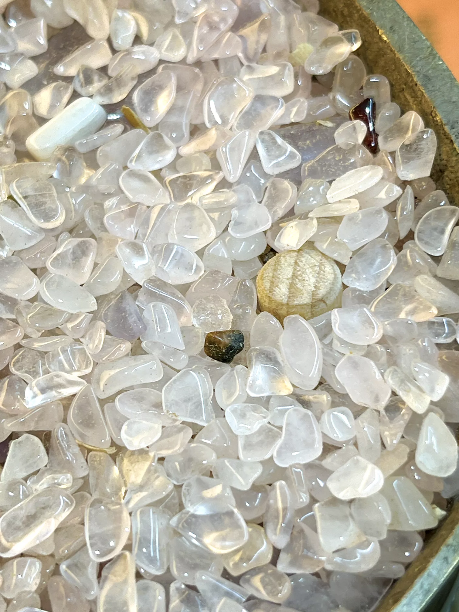 Nahaufnahme der Kristalle im Inneren der Tara‑Statue während der Füllung