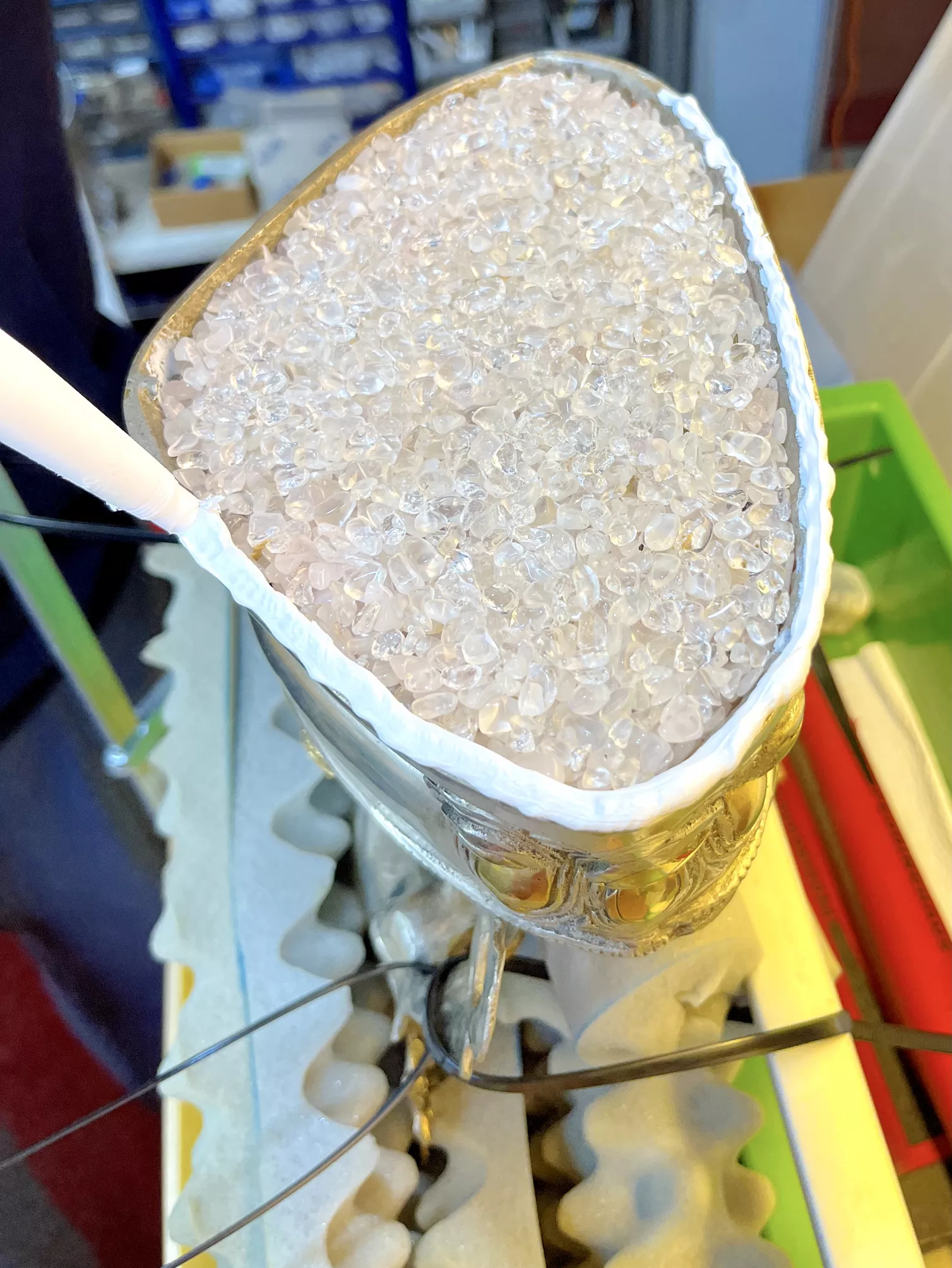 Tara Statue voll mit Kristallen und gesegneten Beigaben