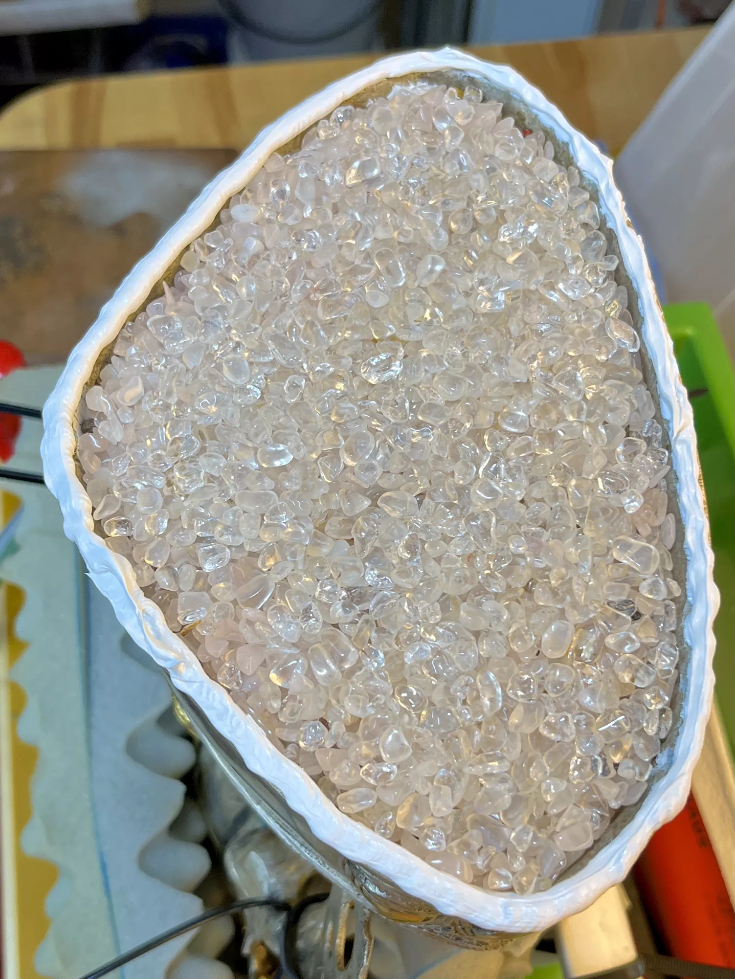 Tara Statue voll mit Kristallen und gesegneten Beigaben