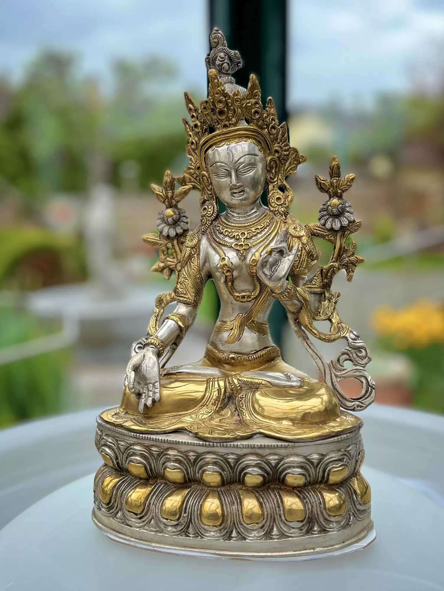 Gefüllte Tara‑Statue strahlt positive Energie auf einem spirituellen Altar aus