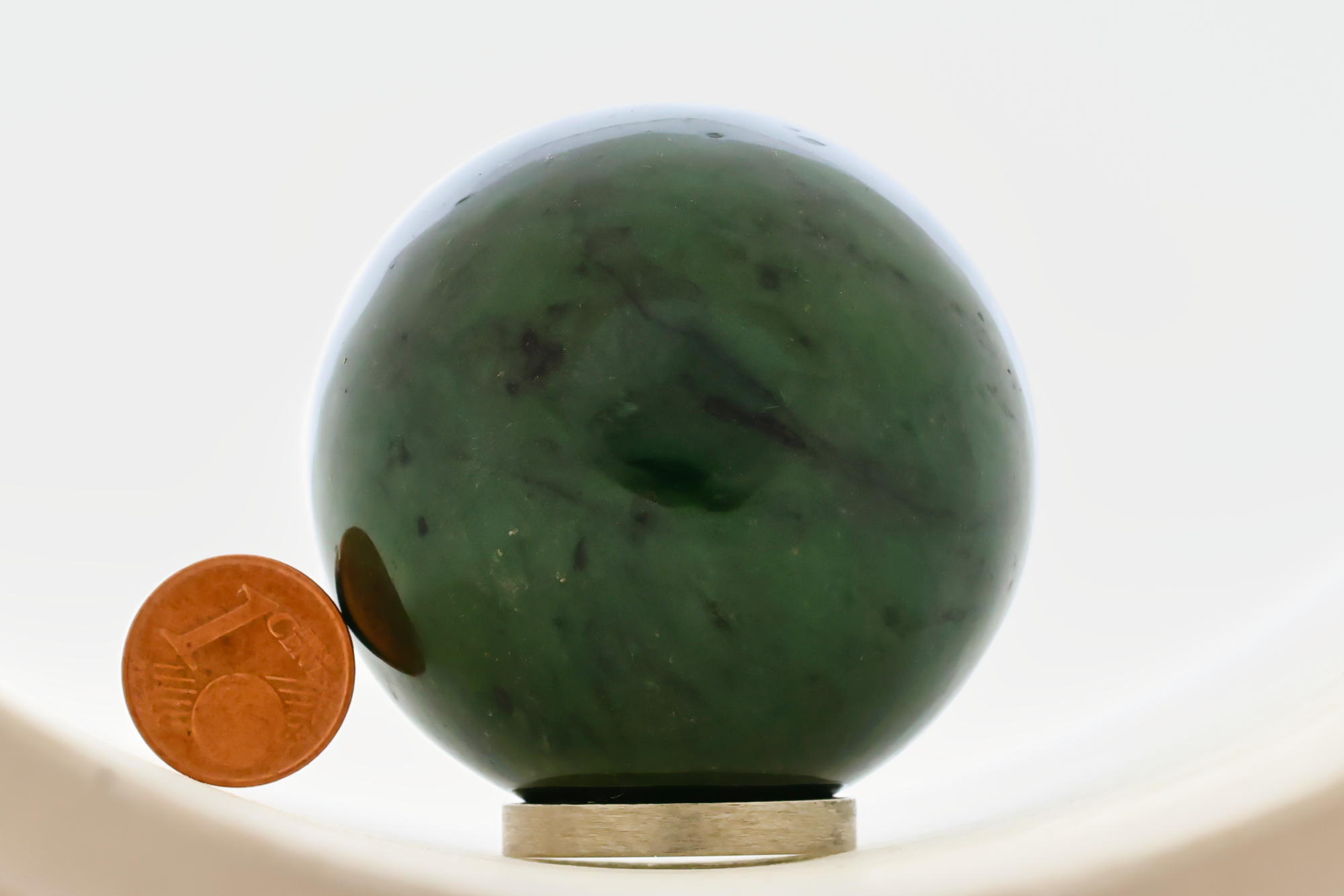 Jade Nephrit Kugel 51 mm auf Metallring Halterung – Einzigartige Kraft aus Kanada