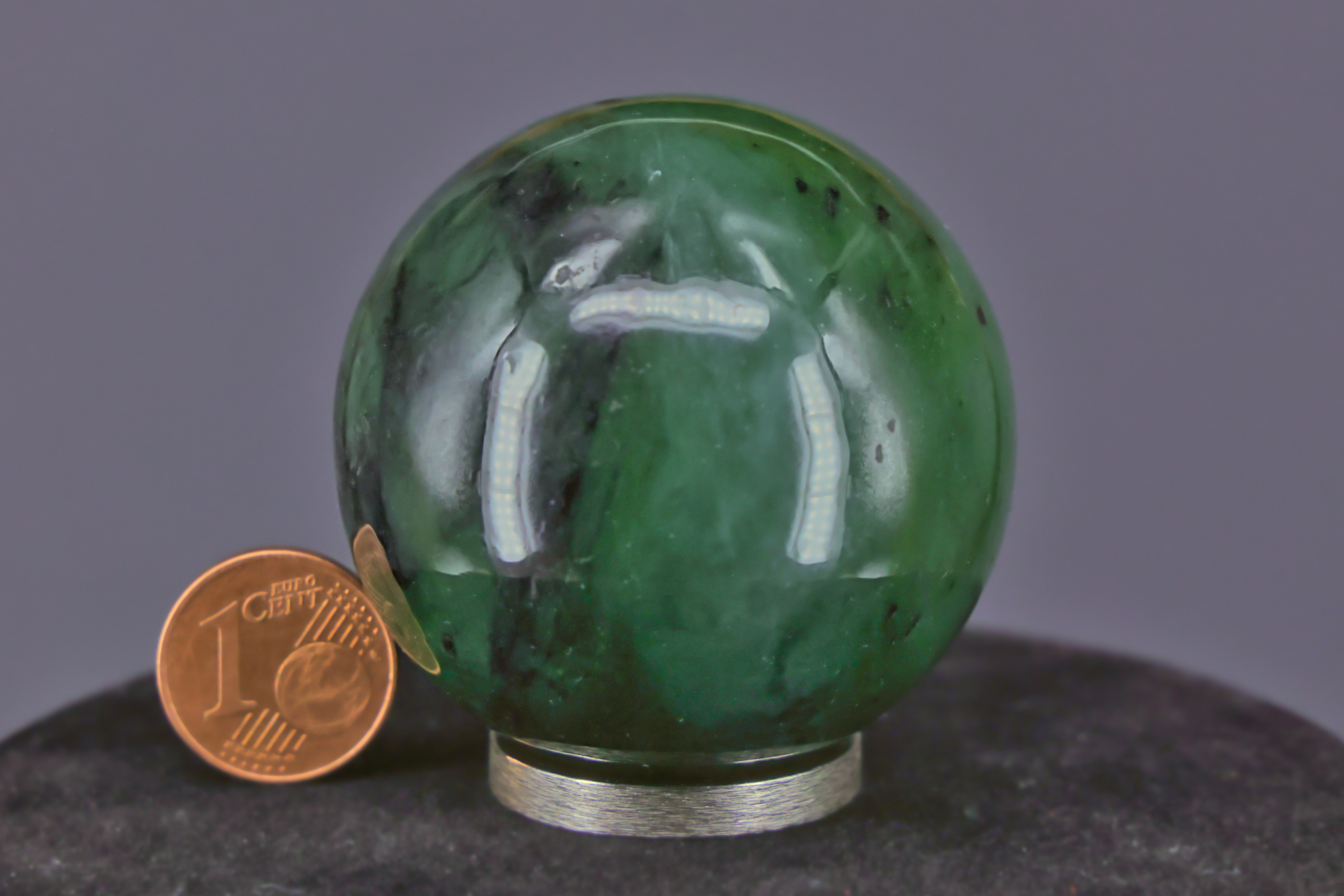 Jade Nephrit Kugel 45 mm auf Metallring Halterung