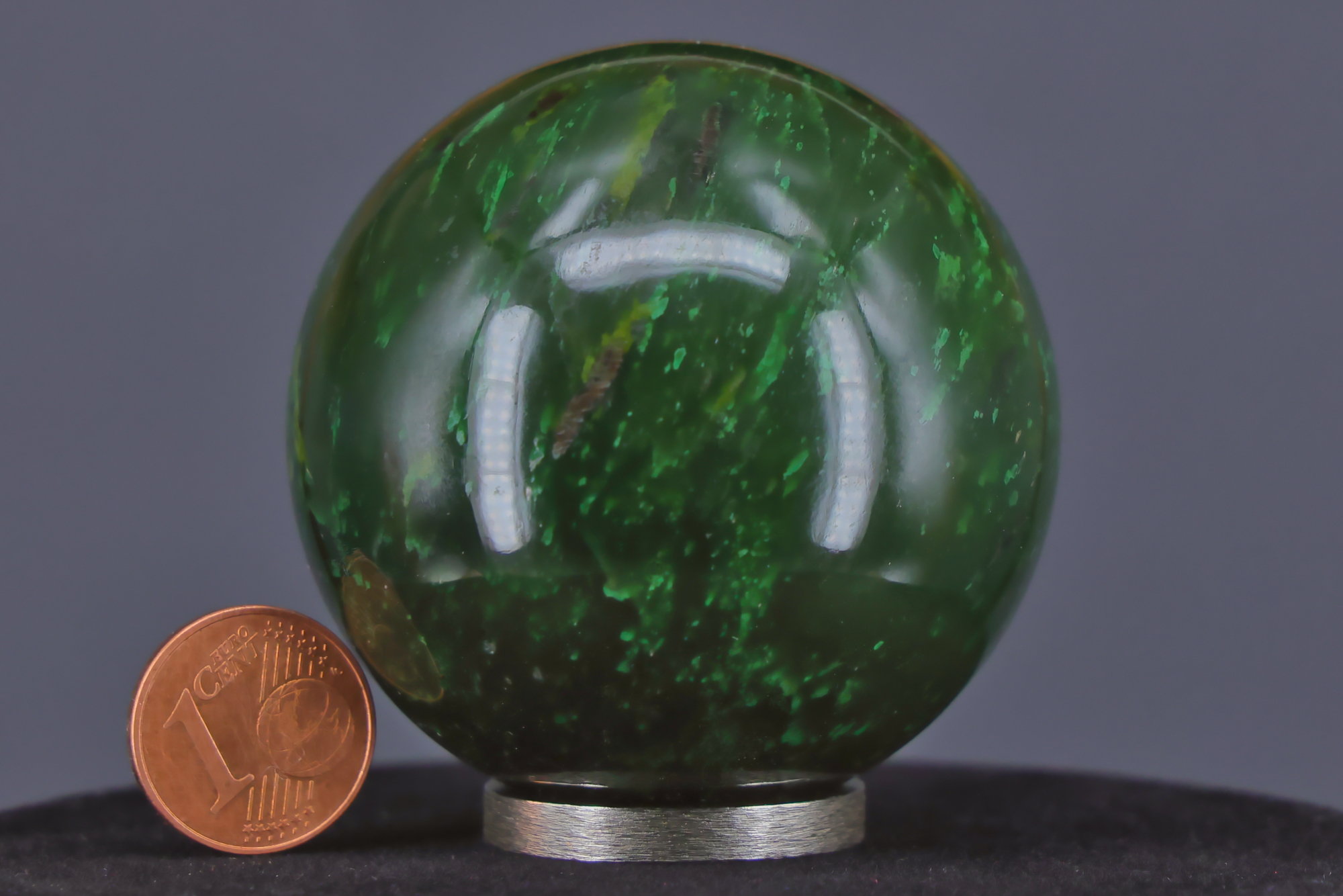 Jade Nephrit Kugel 51 mm auf Metallring Halterung