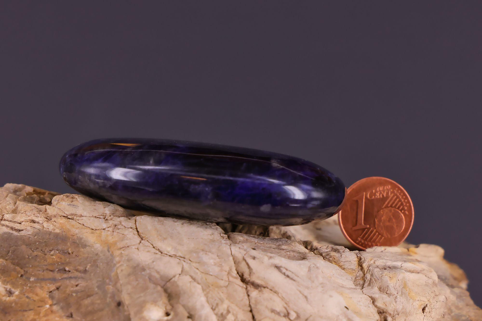 Glatter Sodalith Seifenstein für Massage und Achtsamkeit.