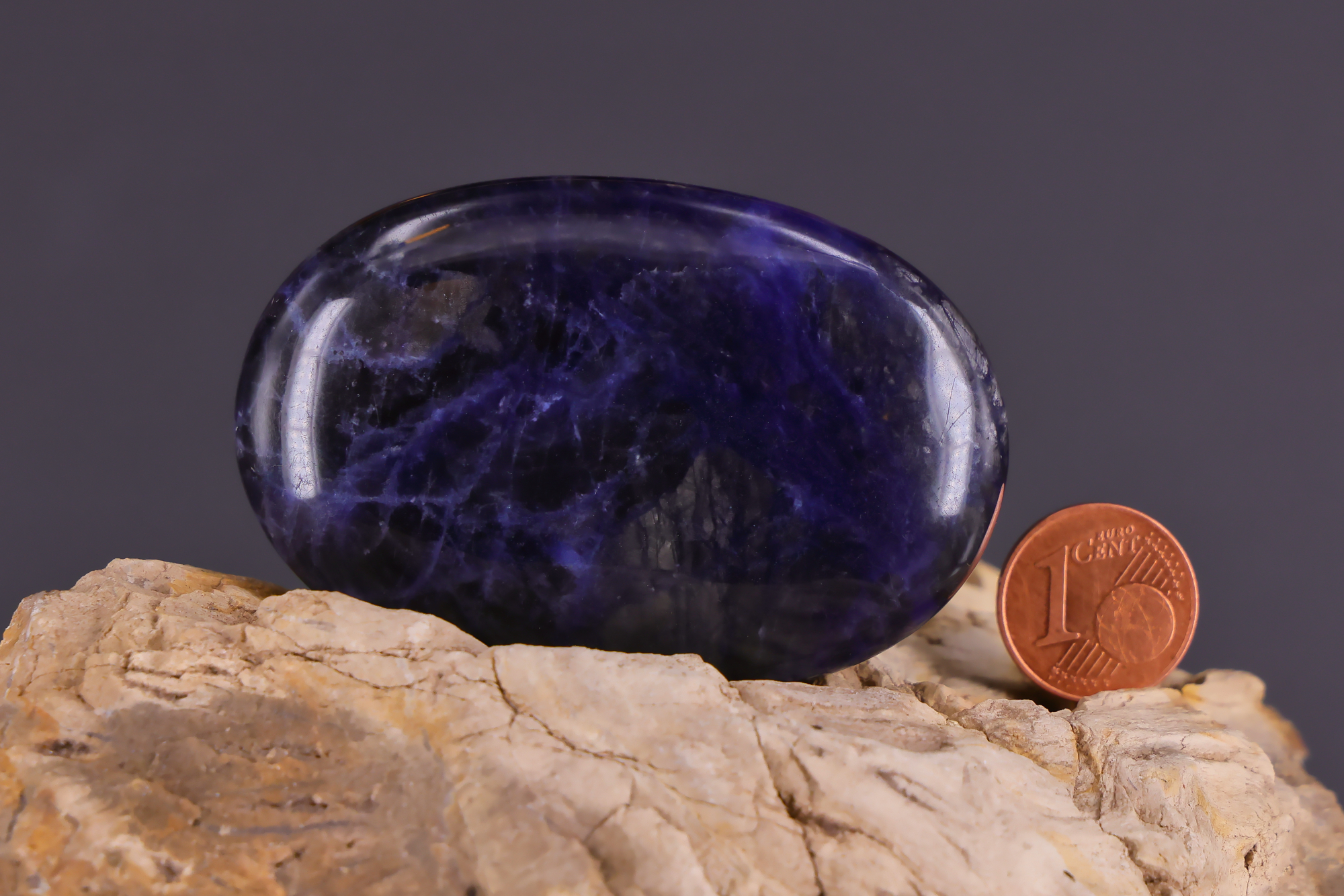 Glatter Sodalith Seifenstein für Massage und Achtsamkeit.