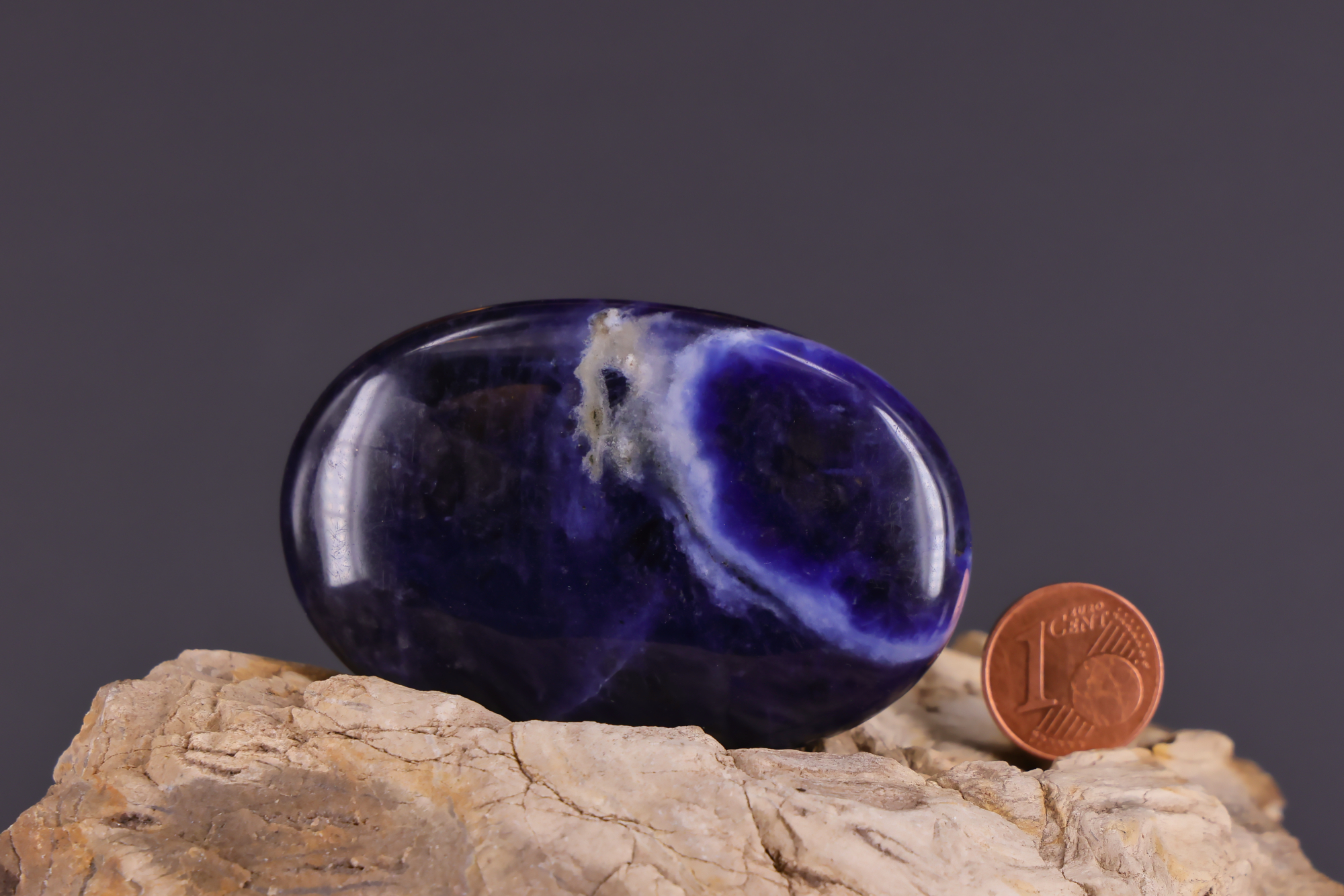 Glatter Sodalith Seifenstein für Massage und Achtsamkeit.