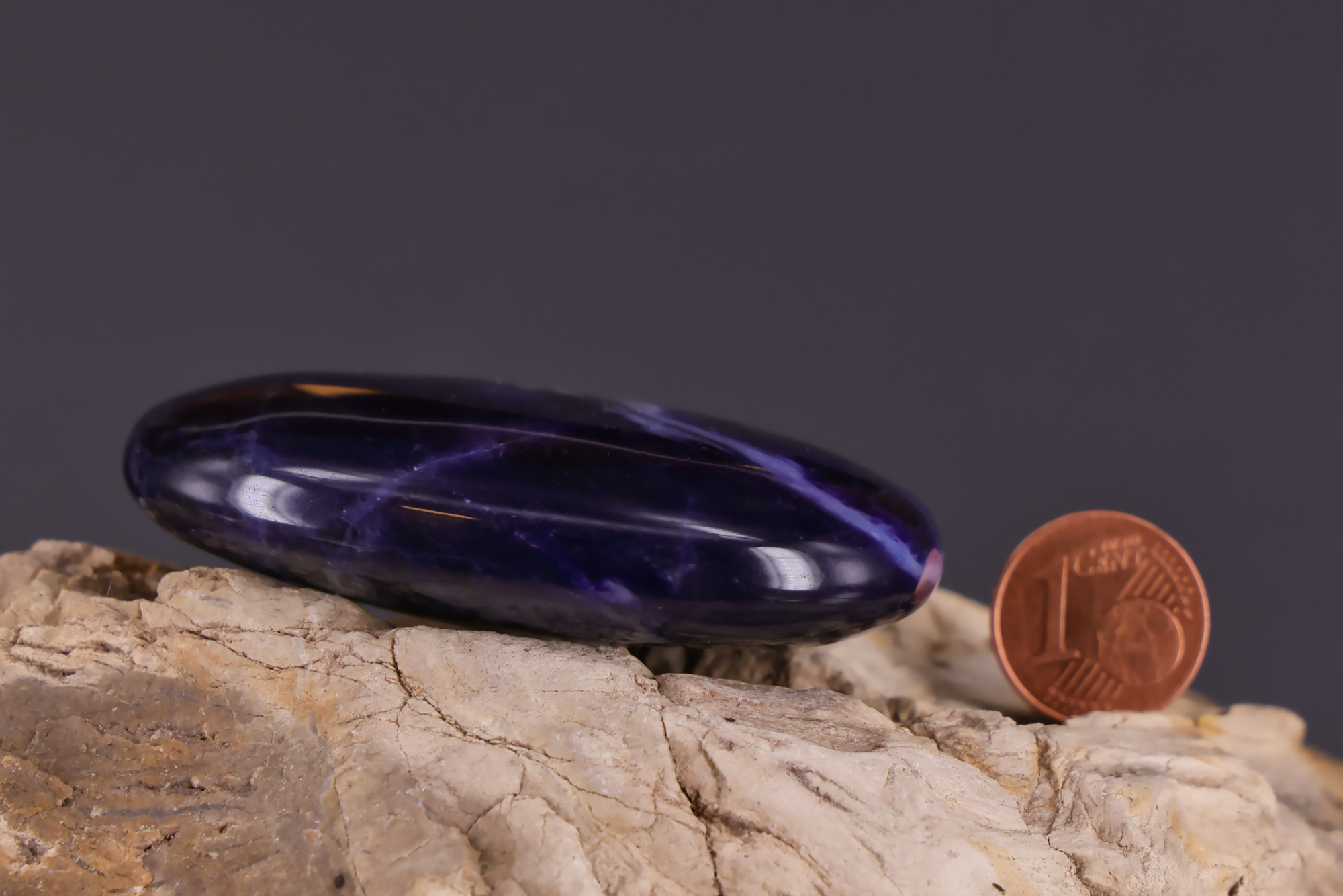 Glatter Sodalith Seifenstein für Massage und Achtsamkeit.