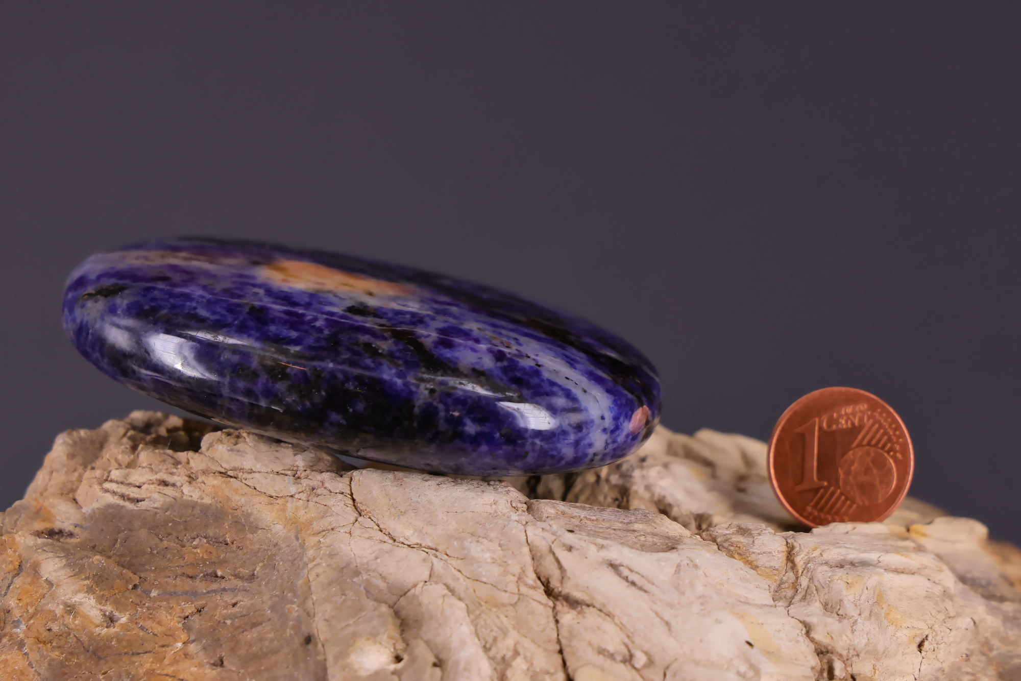 Glatter Sodalith Seifenstein für Massage und Achtsamkeit.