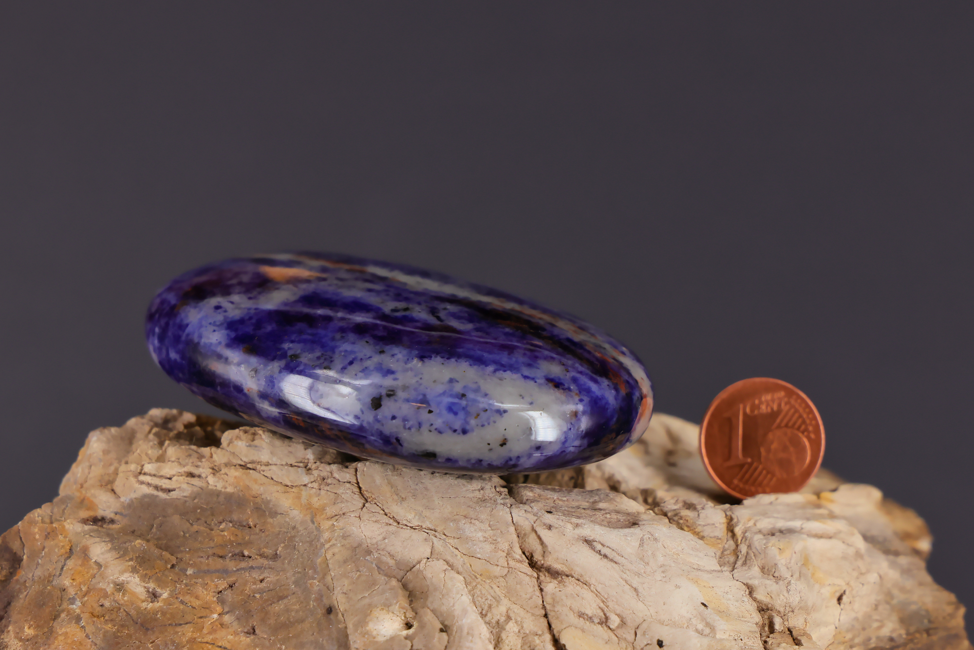 Glatter Sodalith Seifenstein für Massage und Achtsamkeit.