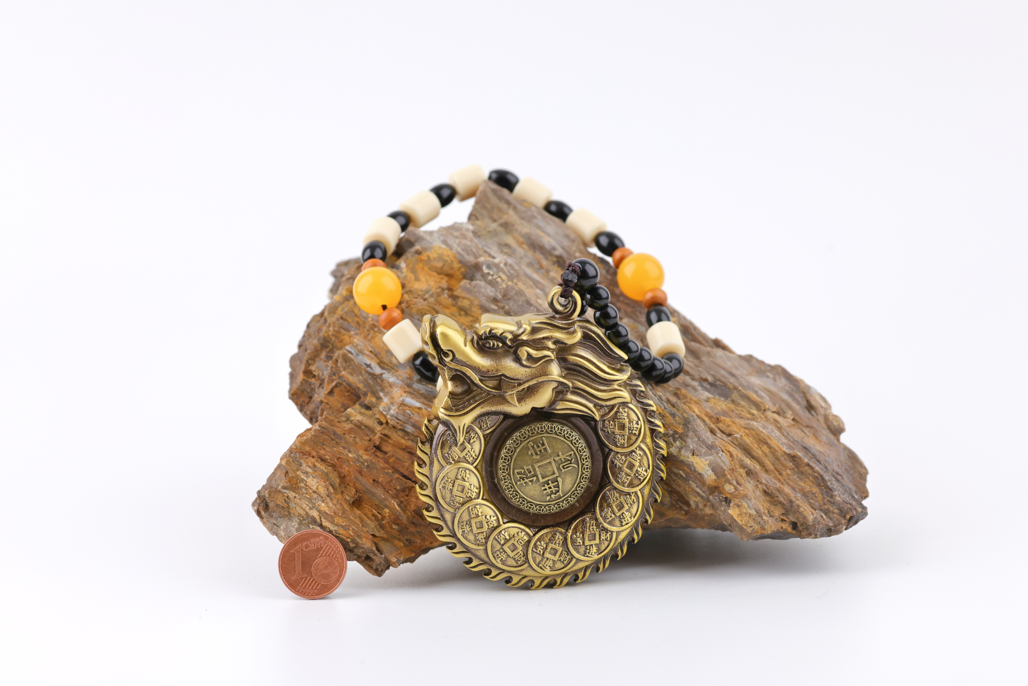 Feng Shui Glücksbringer „Drachenumzingelung – Wächter“
Ein kraftvoller Schutz- und Wohlstandsanhänger mit 12 Symbolmünzen und detailreichem Drachenkopf.
Die große Mittelmünze ist beidseitig geprägt und so leichtgängig gelagert, dass sie sich fast von selbst dreht – ein Symbol für aktivierten Energiefluss, Wandlung und Bewegung.
Ideal für Eingang, Arbeitsplatz, Ritualplatz oder unterwegs.
Schützt, harmonisiert und stärkt deinen Raum – traditionell, symbolisch und kraftvoll.