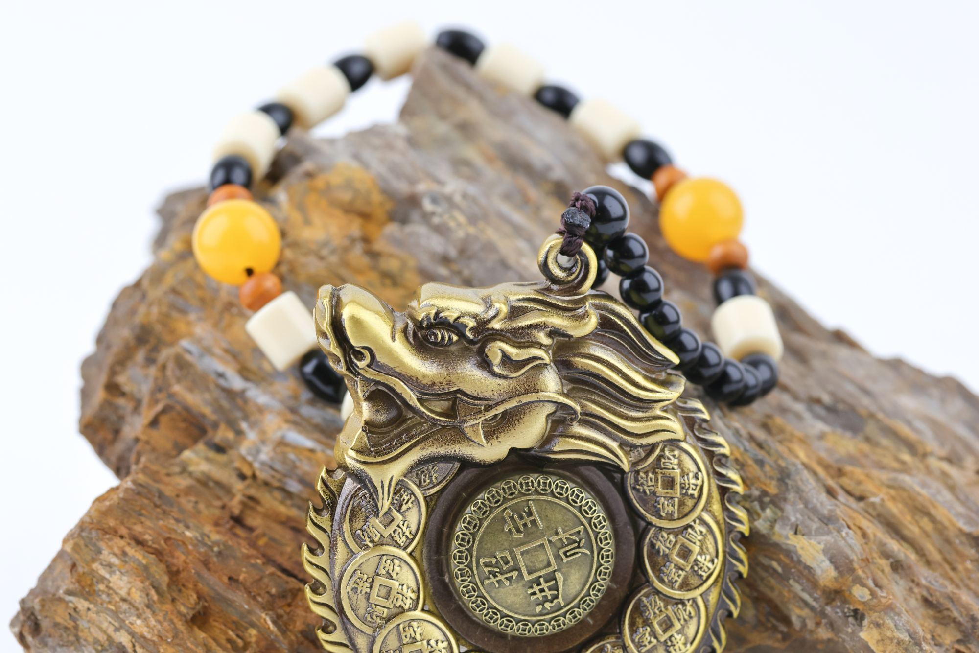 Feng Shui Glücksbringer „Drachenumzingelung – Wächter“
Ein kraftvoller Schutz- und Wohlstandsanhänger mit 12 Symbolmünzen und detailreichem Drachenkopf.
Die große Mittelmünze ist beidseitig geprägt und so leichtgängig gelagert, dass sie sich fast von selbst dreht – ein Symbol für aktivierten Energiefluss, Wandlung und Bewegung.
Ideal für Eingang, Arbeitsplatz, Ritualplatz oder unterwegs.
Schützt, harmonisiert und stärkt deinen Raum – traditionell, symbolisch und kraftvoll.