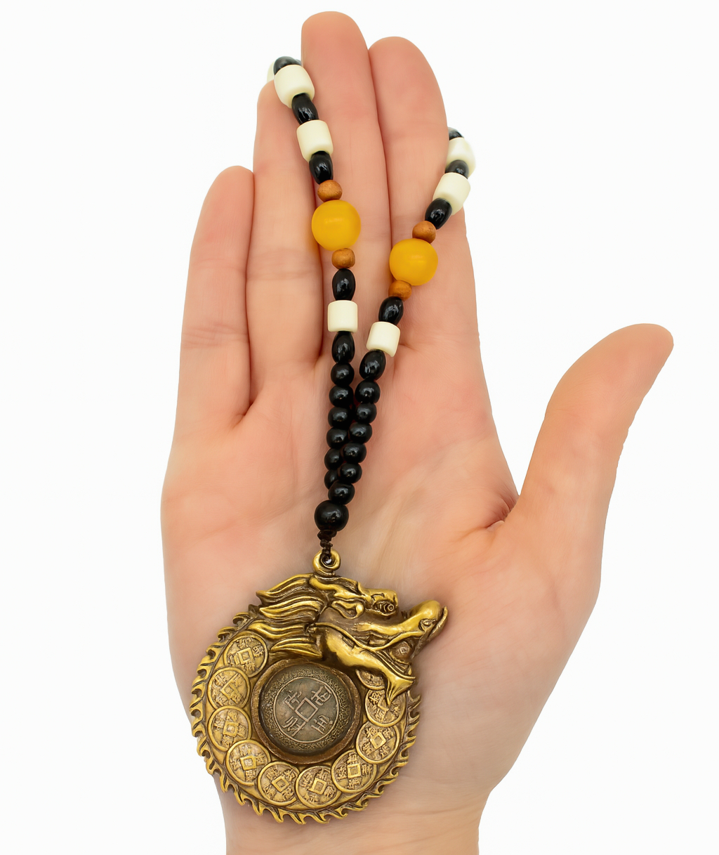 Feng Shui Glücksbringer „Drachenumzingelung – Wächter“
Ein kraftvoller Schutz- und Wohlstandsanhänger mit 12 Symbolmünzen und detailreichem Drachenkopf.
Die große Mittelmünze ist beidseitig geprägt und so leichtgängig gelagert, dass sie sich fast von selbst dreht – ein Symbol für aktivierten Energiefluss, Wandlung und Bewegung.
Ideal für Eingang, Arbeitsplatz, Ritualplatz oder unterwegs.
Schützt, harmonisiert und stärkt deinen Raum – traditionell, symbolisch und kraftvoll.