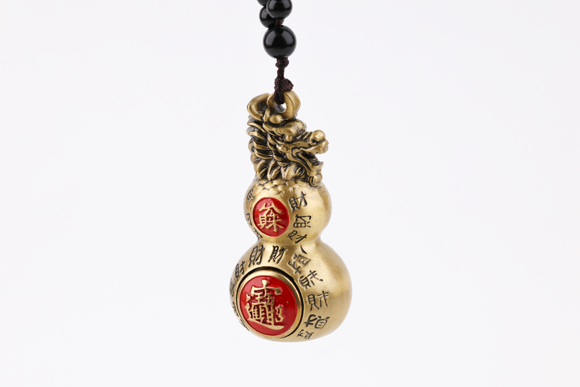 Feng‑Shui‑Glücksbringer in Kürbisform mit Drachenkopf, roten Glückssiegeln und chinesischen Schriftzeichen für Gesundheit, Schutz und Wohlstand.