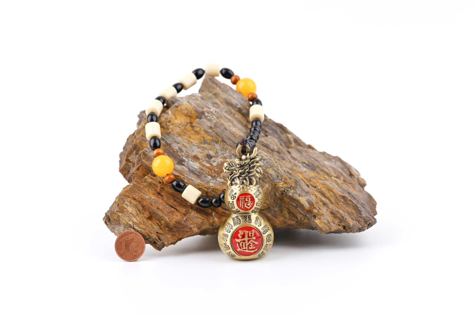 Feng‑Shui‑Glücksbringer in Kürbisform mit Drachenkopf, roten Glückssiegeln und chinesischen Schriftzeichen für Gesundheit, Schutz und Wohlstand.