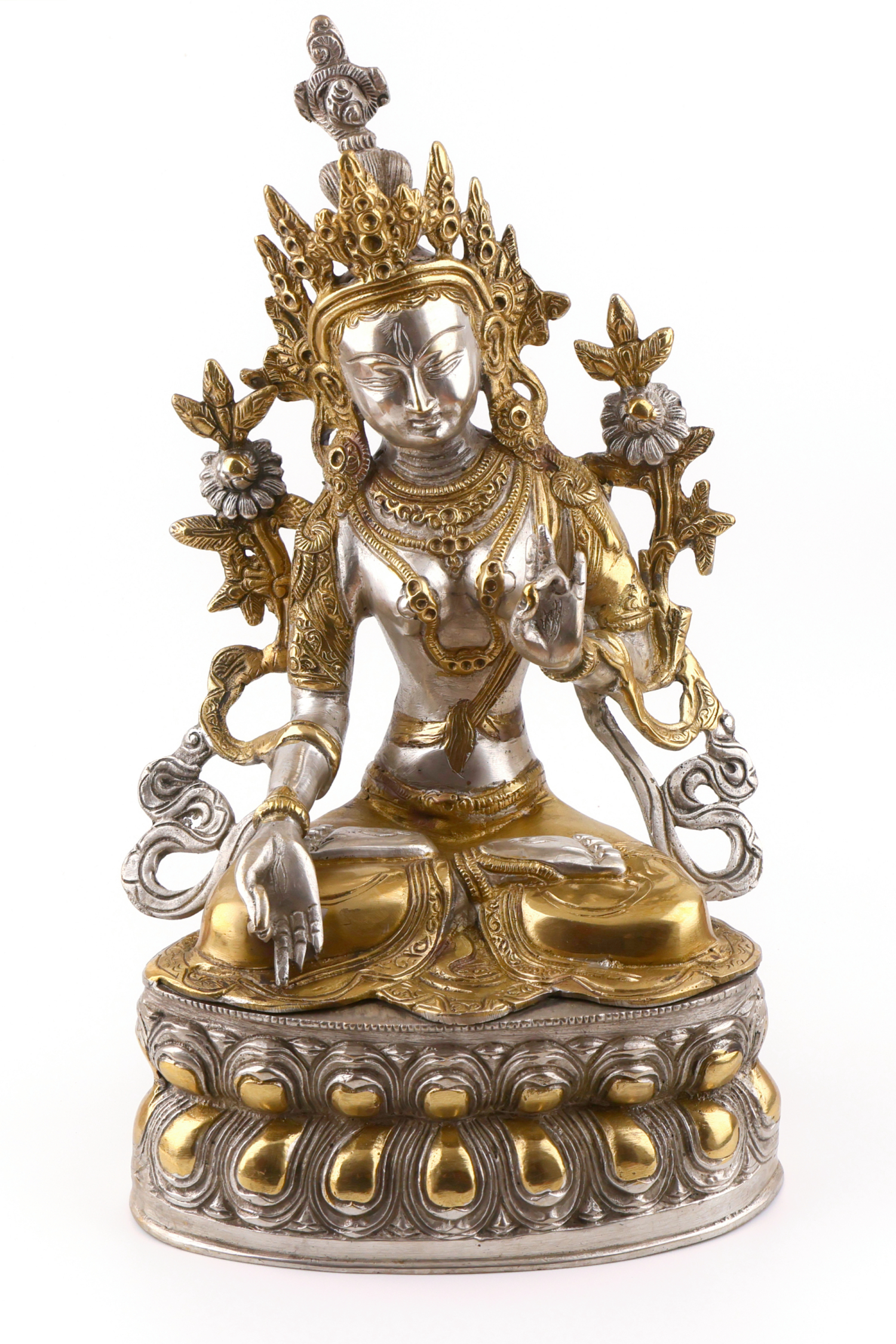 Weiße Tara Statue auf hellem Hintergrund, frontal fotografiert
