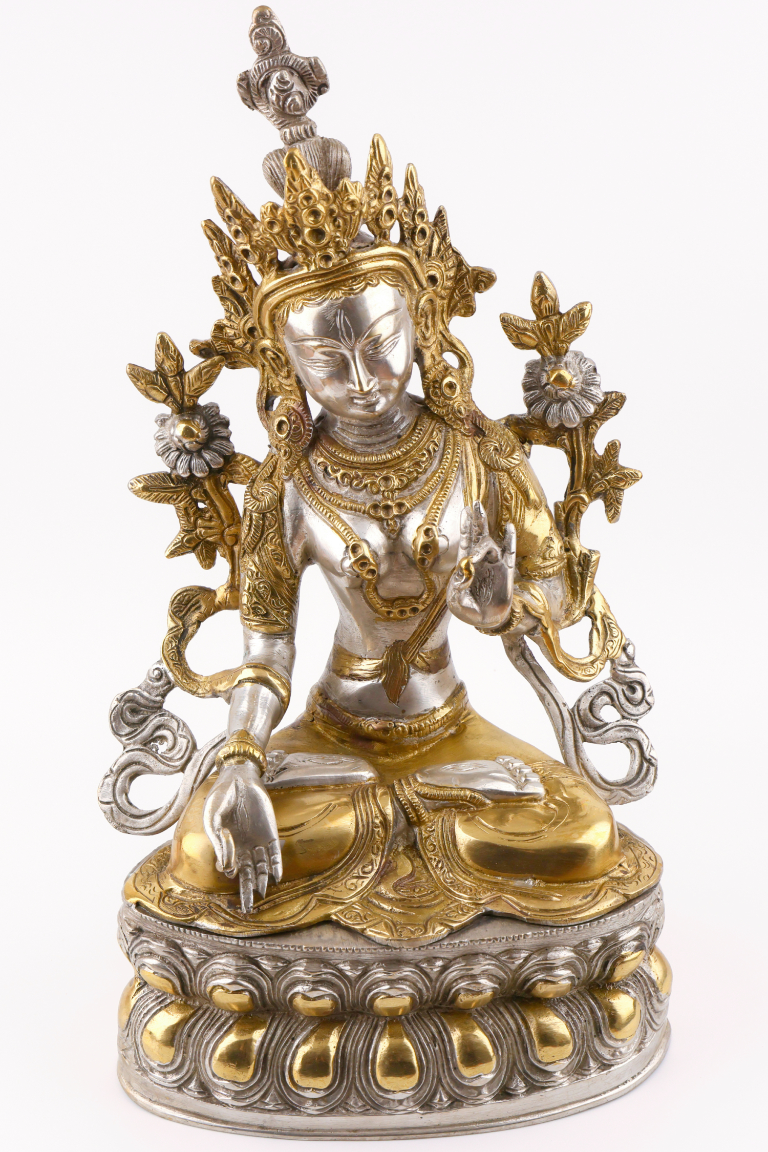 Weiße Tara Statue auf hellem Hintergrund, frontal fotografiert