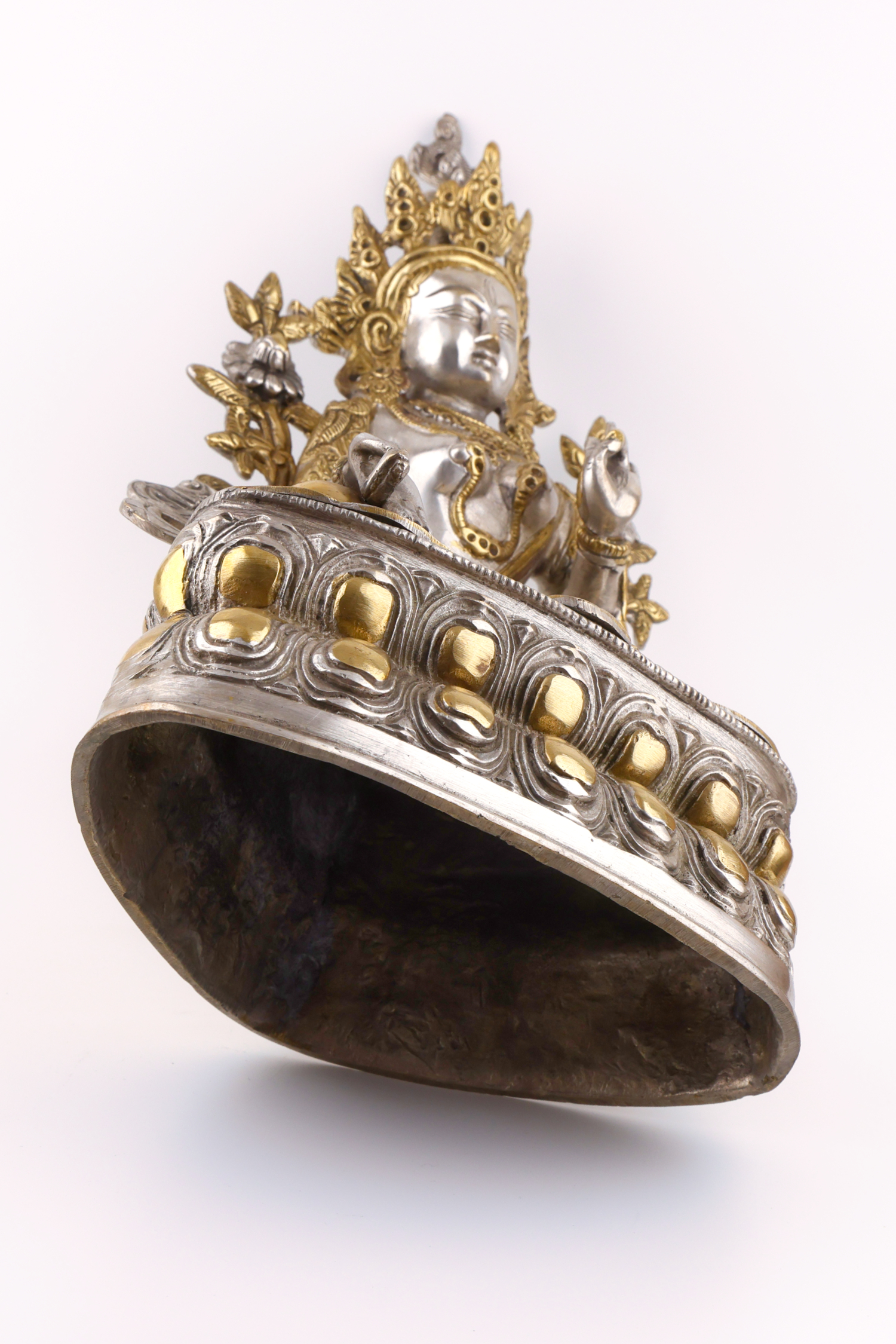 Weiße Tara Statue auf hellem Hintergrund, von unten fotografiert