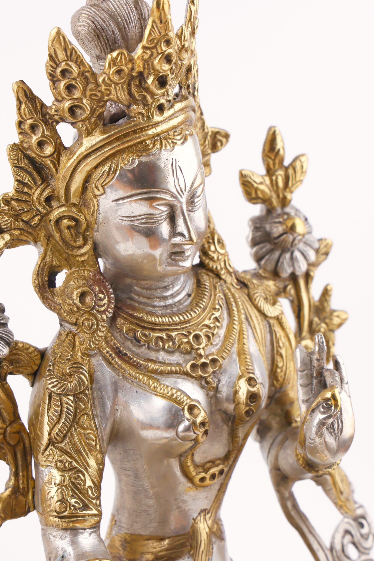 Weiße Tara Statue auf hellem Hintergrund, seitlich fotografiert