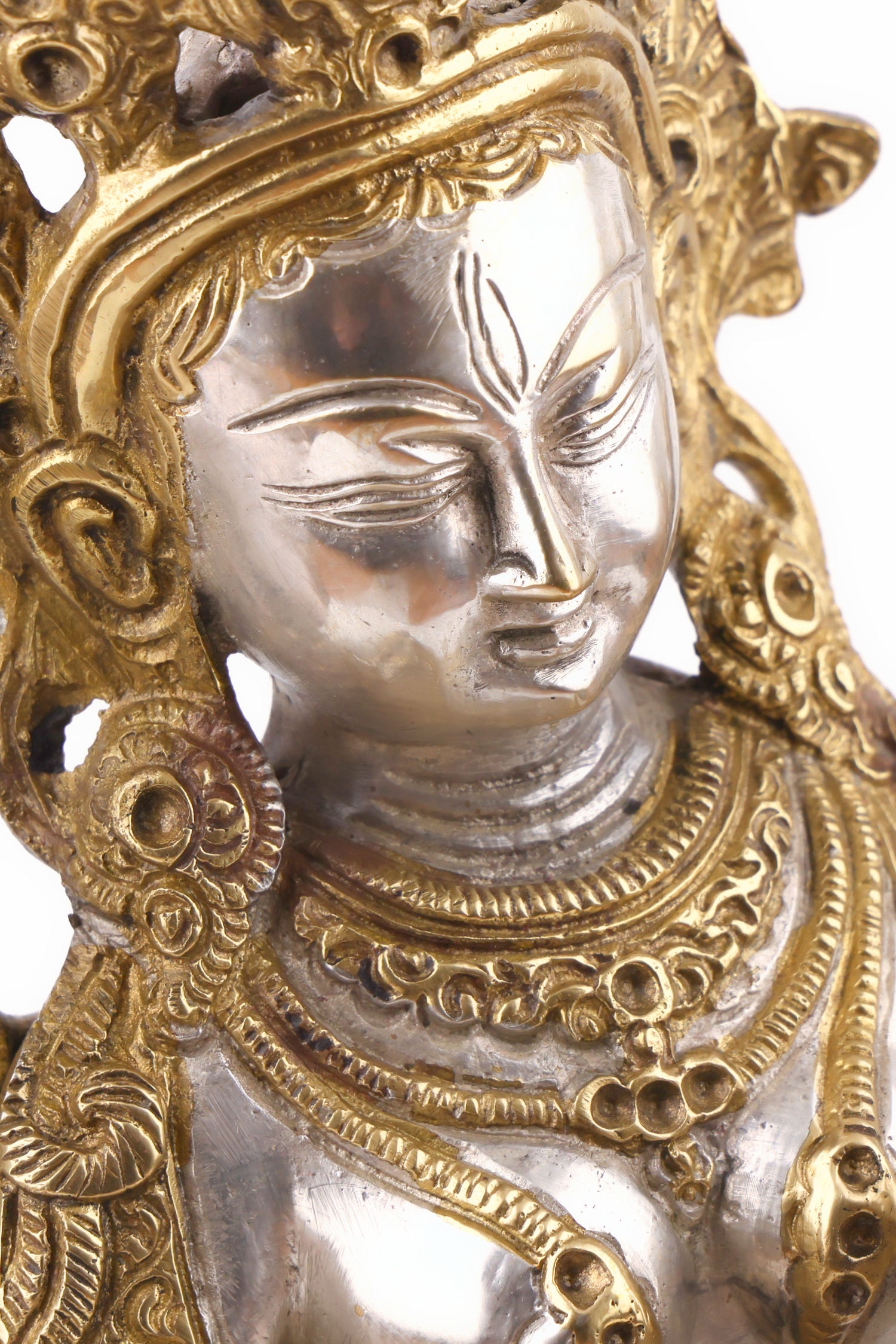 Weiße Tara Statue auf hellem Hintergrund, Gesicht fotografiert