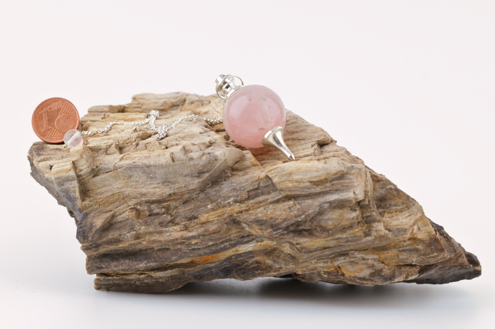 Kugelpendel aus Rosenquarz mit versilberter Kette