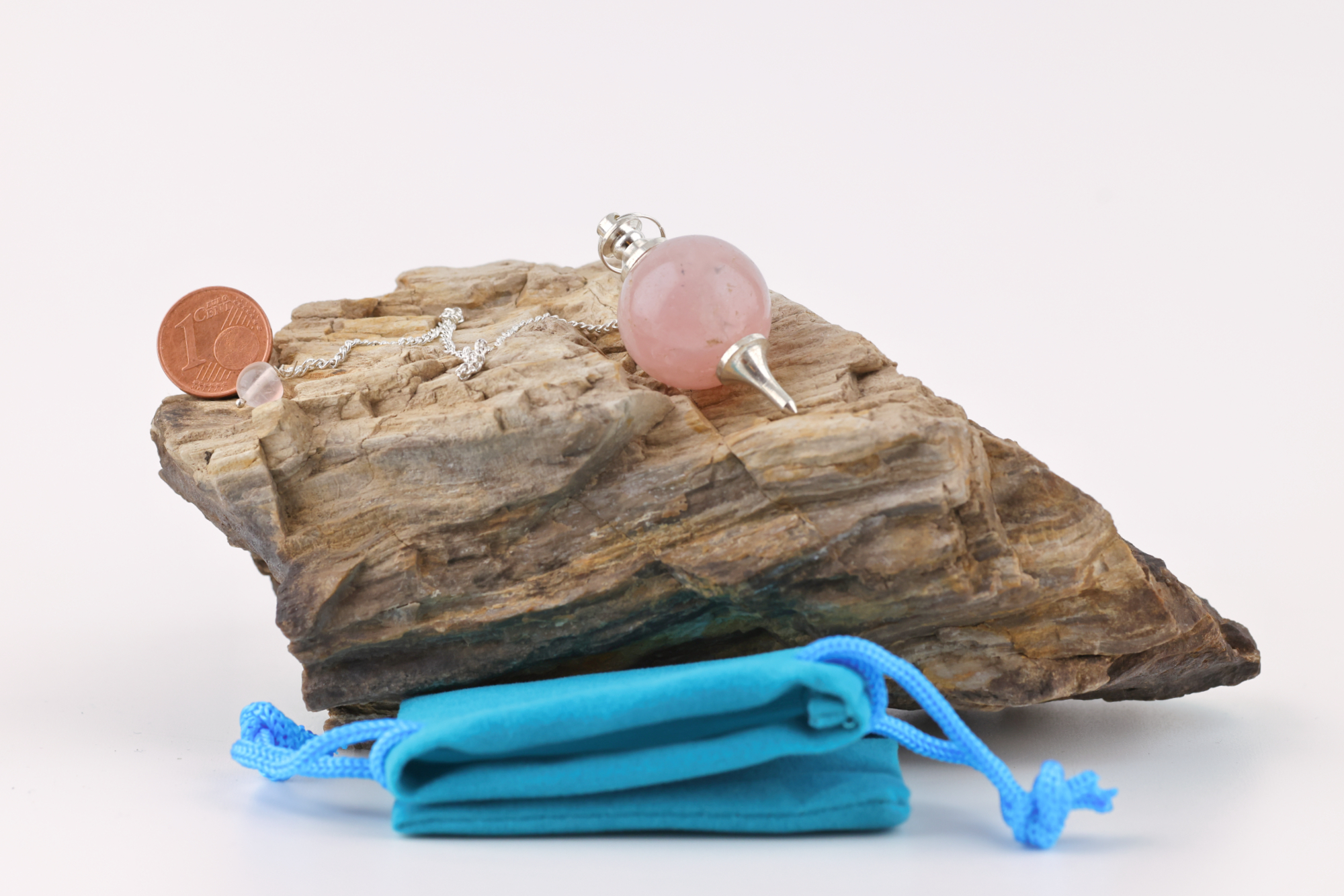 Kugelpendel aus Rosenquarz mit versilberter Kette