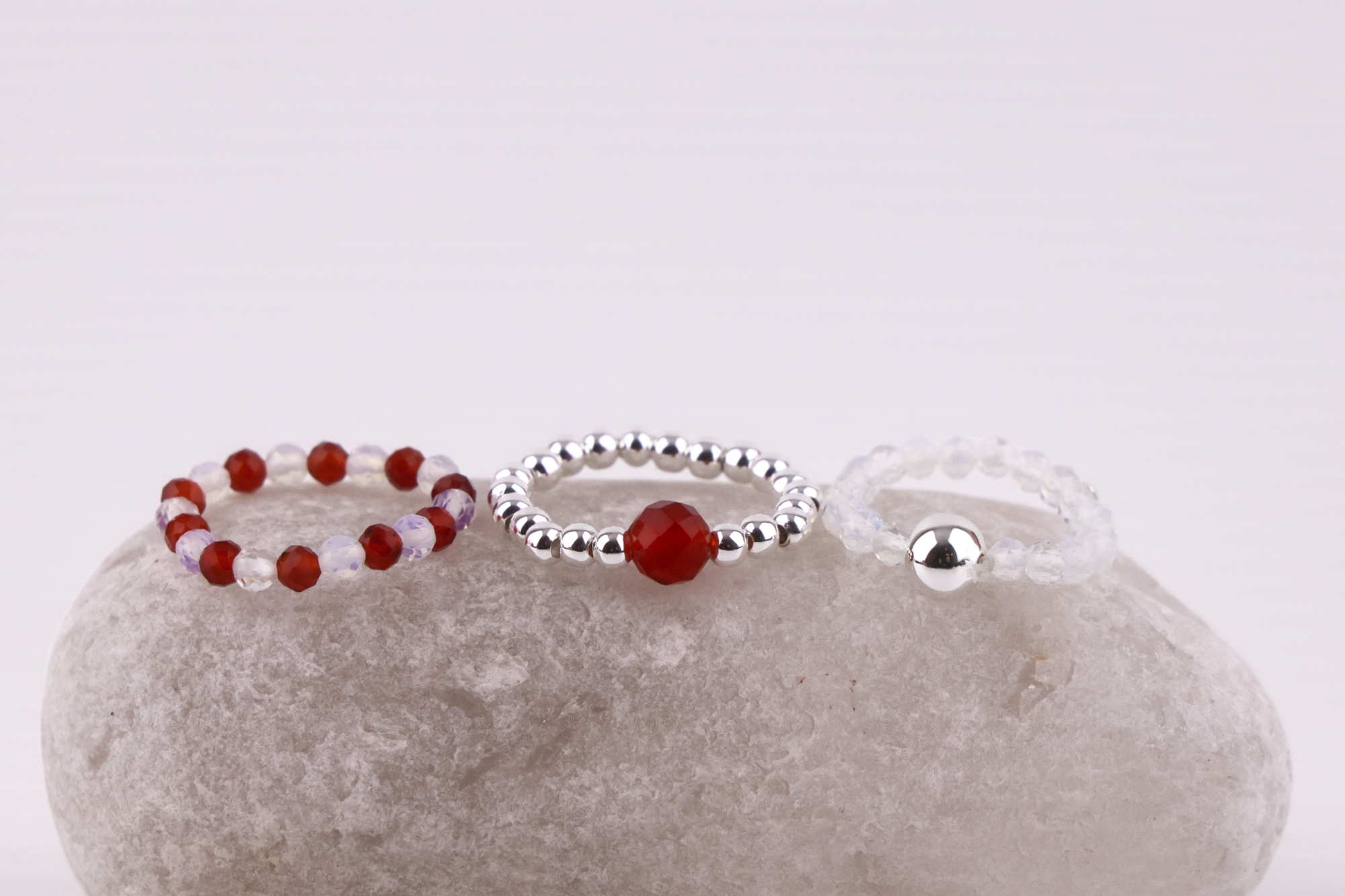 Blood Moon Ring Set aus Rubin und Mondstein: elastisch, vielseitig, symbolstark. Echte Edelsteine, silberfarbene Perlen, mystische Optik & sicherer Tragekomfort.
