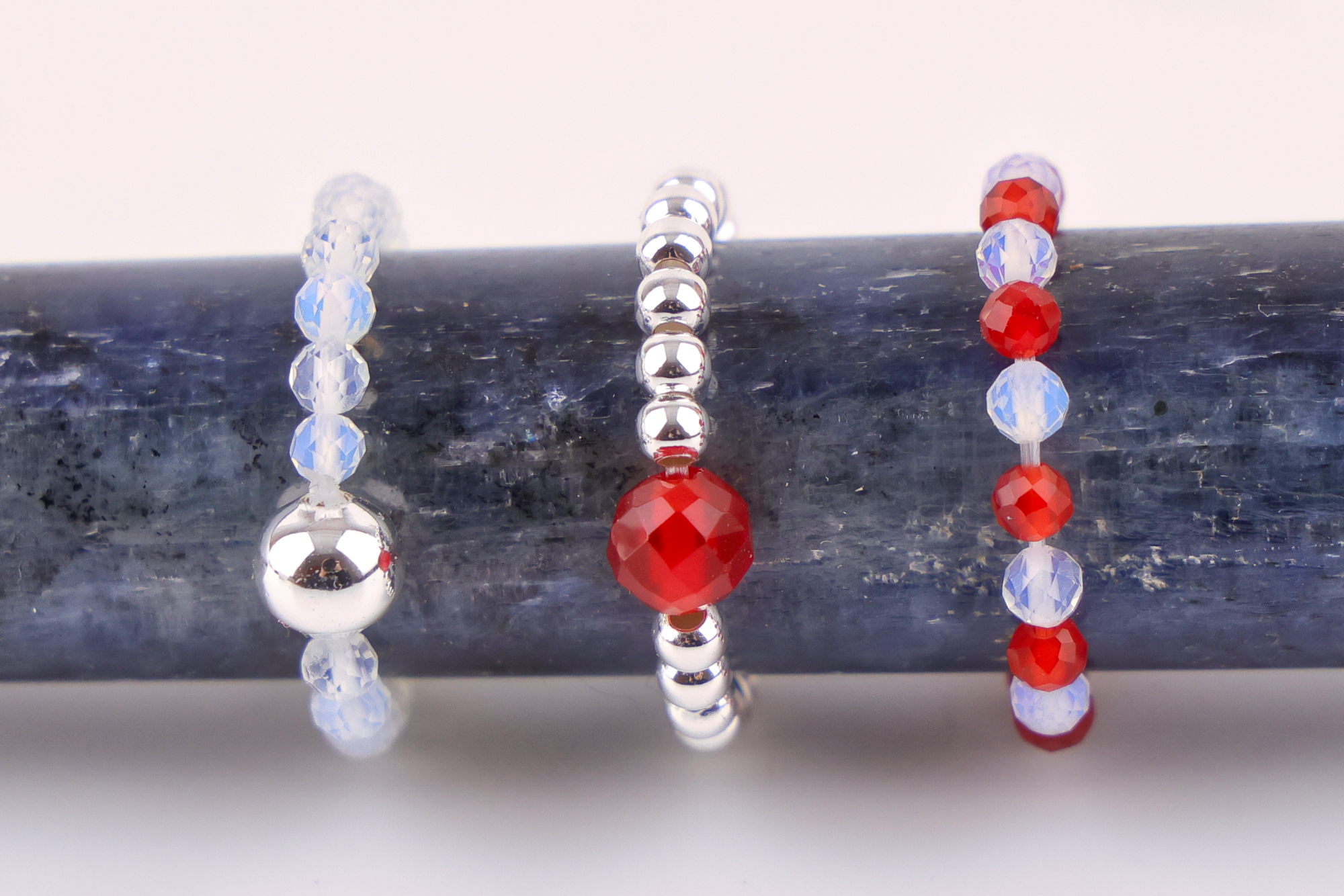 Blood Moon Ring Set aus Rubin und Mondstein: elastisch, vielseitig, symbolstark. Echte Edelsteine, silberfarbene Perlen, mystische Optik & sicherer Tragekomfort.
