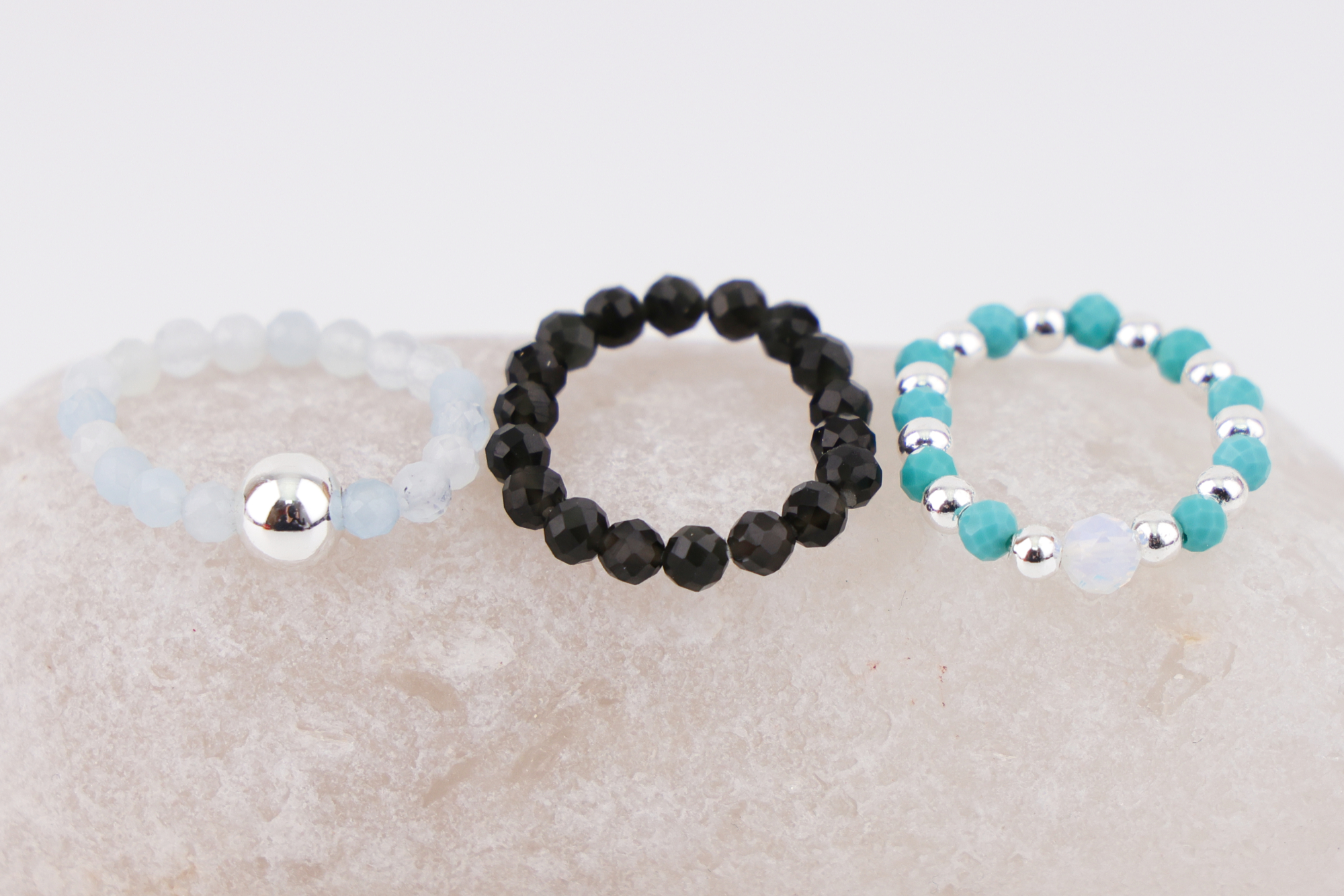 Drei Ringe – drei Facetten des Meeres
Jeder Ring steht für einen eigenen Ausdruck des Ozeans und kann einzeln oder im Set getragen werden