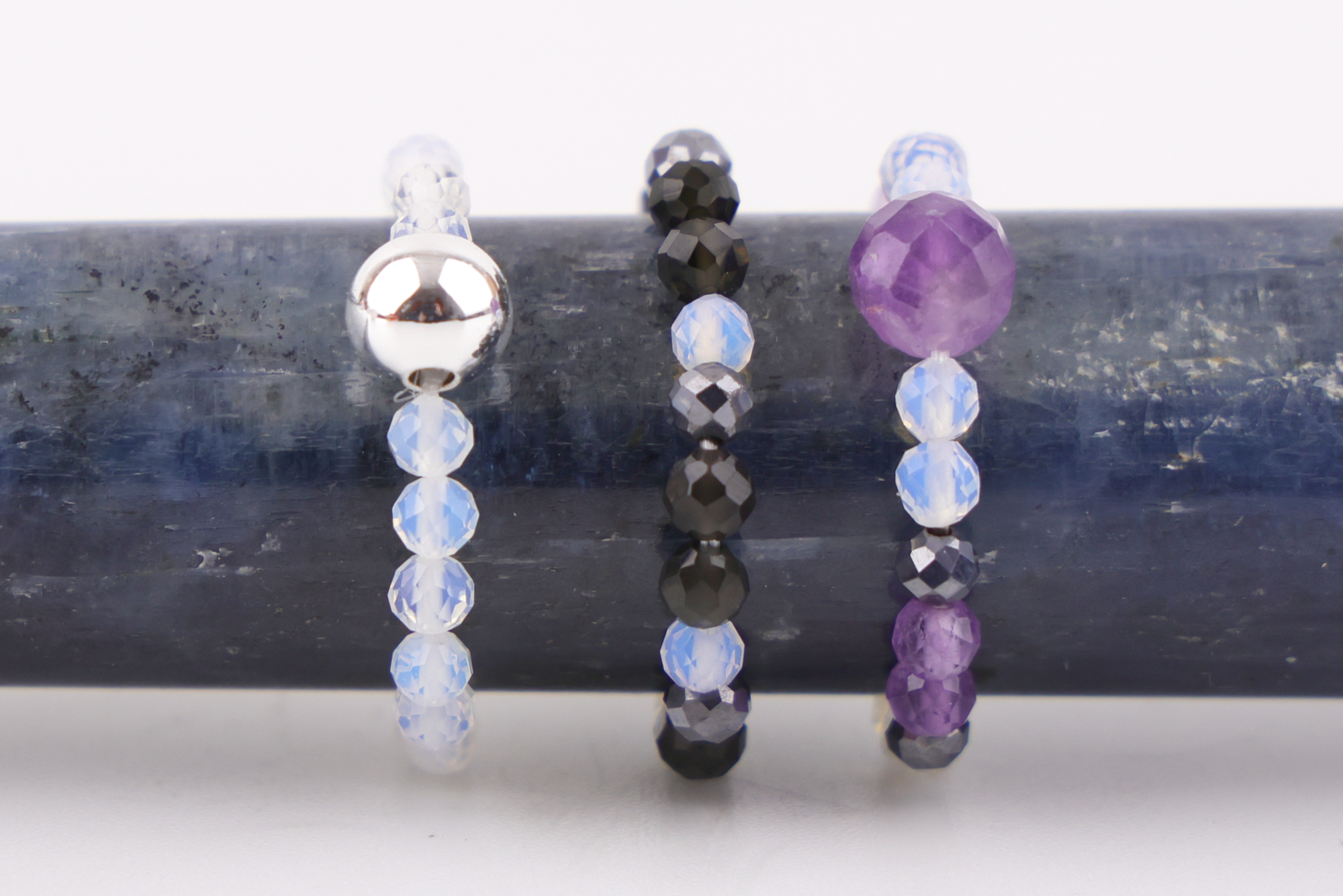 Nymph Edelsteinring-Set – Vollmond.
Drei Edelsteine – drei Facetten des Nachthimmels
Jeder Ring besitzt seine eigene Präsenz und kann einzeln oder im Set getragen werden
