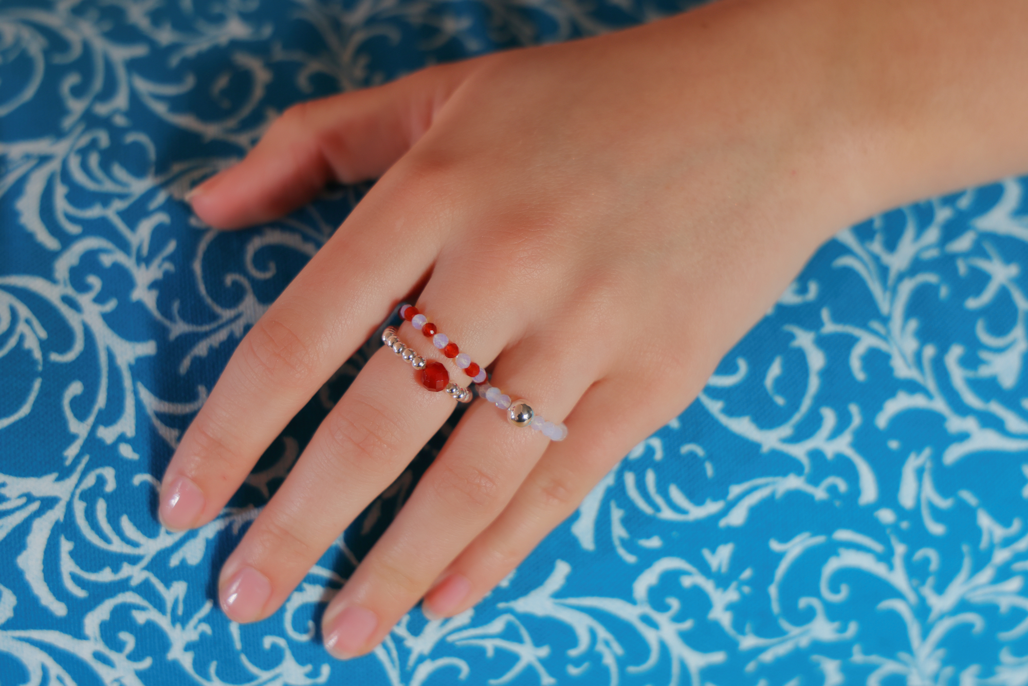 Blood Moon Ring Set aus Rubin und Mondstein: elastisch, vielseitig, symbolstark. Echte Edelsteine, silberfarbene Perlen, mystische Optik & sicherer Tragekomfort.
